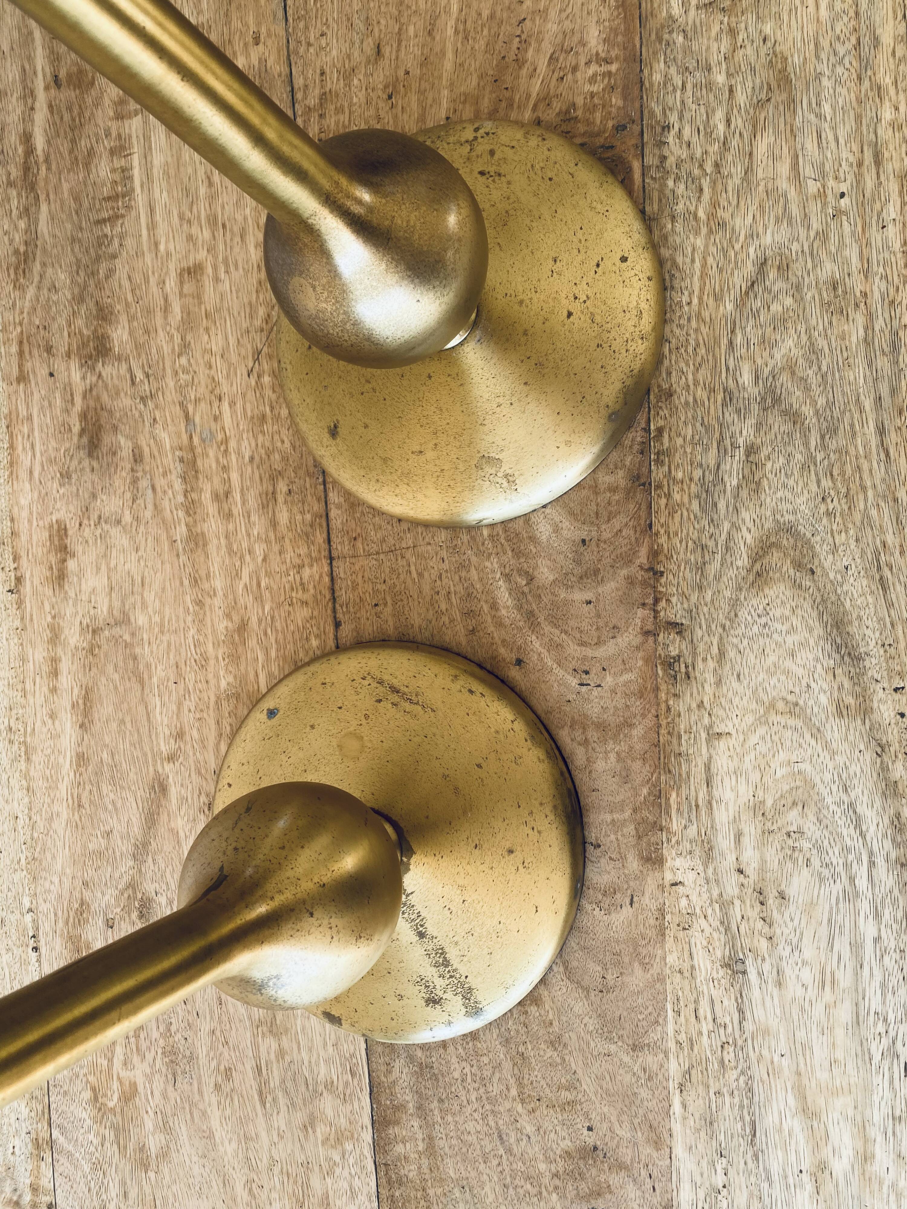 Paire de candélabres en laiton brossé