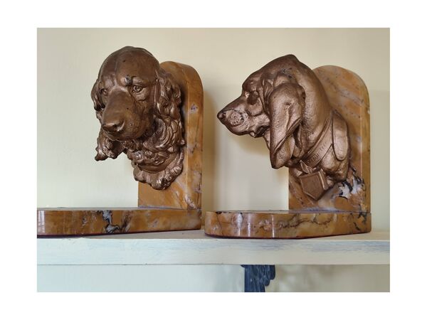 Paire de serres livres têtes de chiens en régule sur plaque de marbre, signé Lecourtier - sculptures