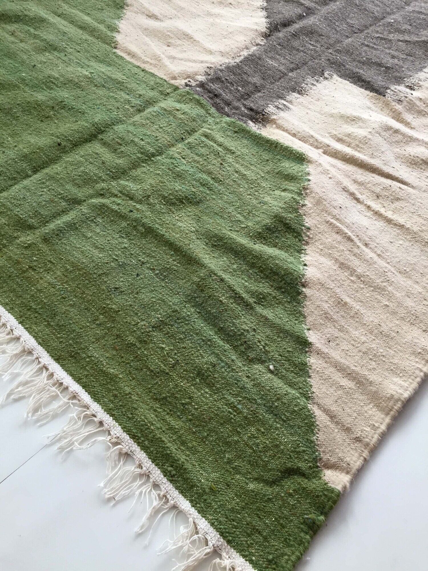 Tapis Kilim berbère marocain écru à aplats colorés 252x150cm