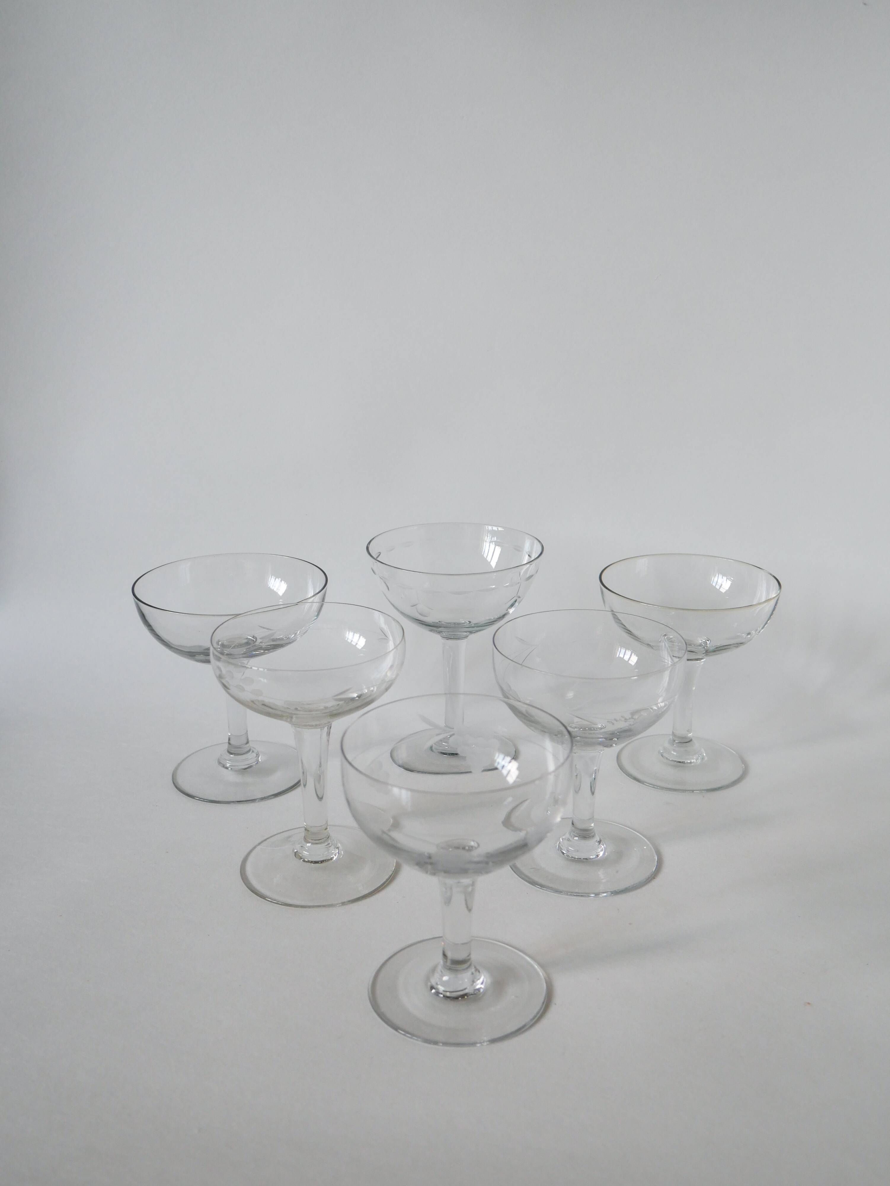 Magnificent set of 6 mismatched crystal champagne glasses 1930-1950 11 x 9 cm. In excellent condition