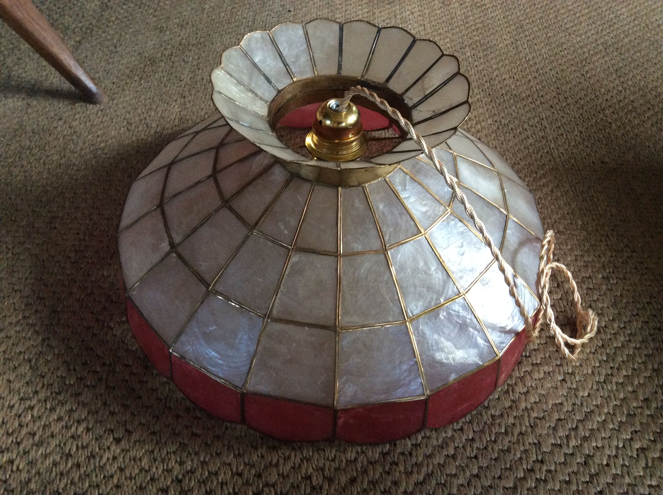 Mother-of-pearl suspension