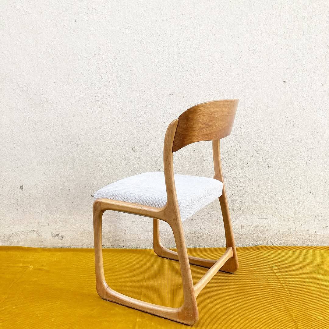 Baumann sled chair – golden oak & off-white fabric