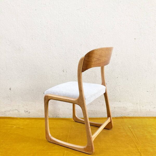 Chaise traîneau Baumann en chêne doré et tissu blanc cassé