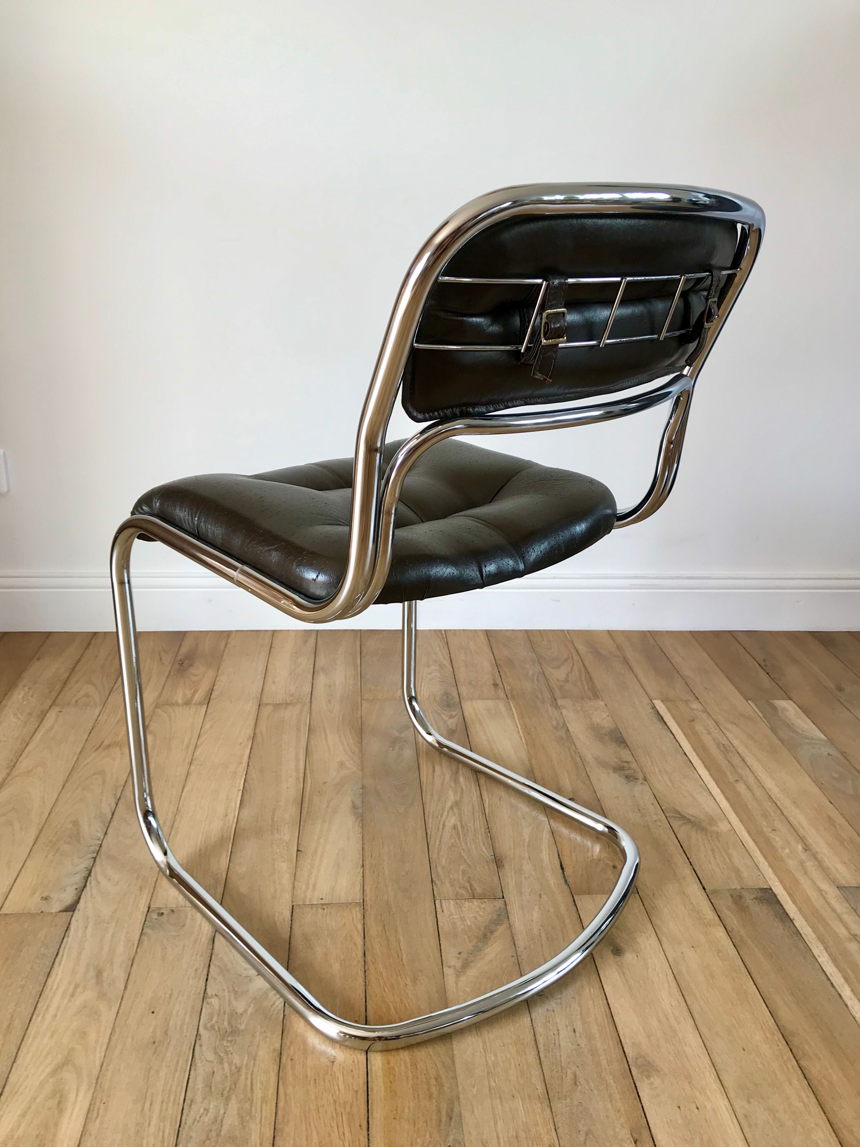 Set consisting of a table in chrome and smoked glass and its 4 tubular chairs in chrome and skaï a
