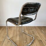 ensemble composé d'une table en chrome et verre fumé et ses 4 chaises tubulaires en chrome et skaï a