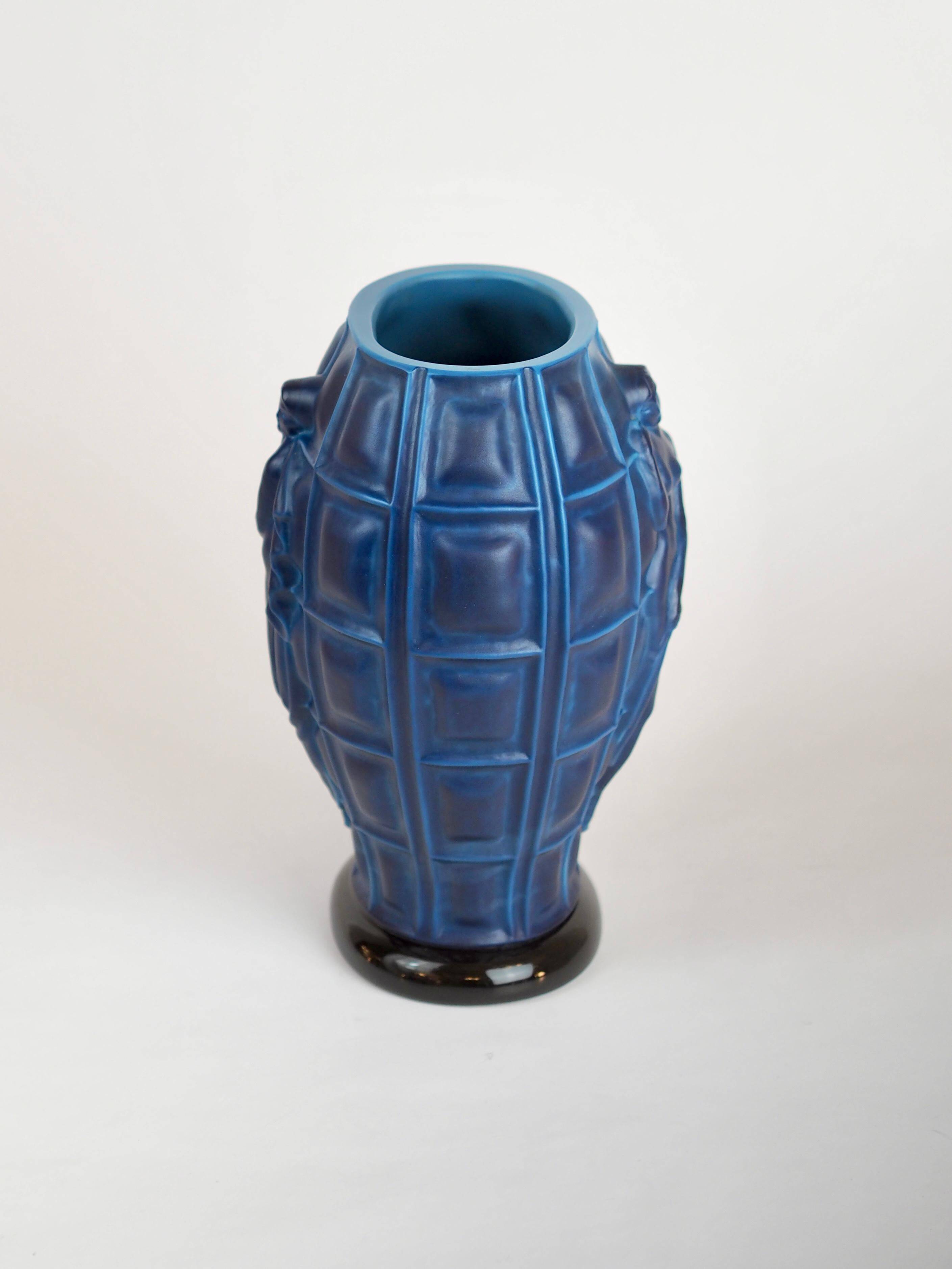 Vase Art Déco "Ingrid" en verre opaque bleu lapis par Henry Schlevogt