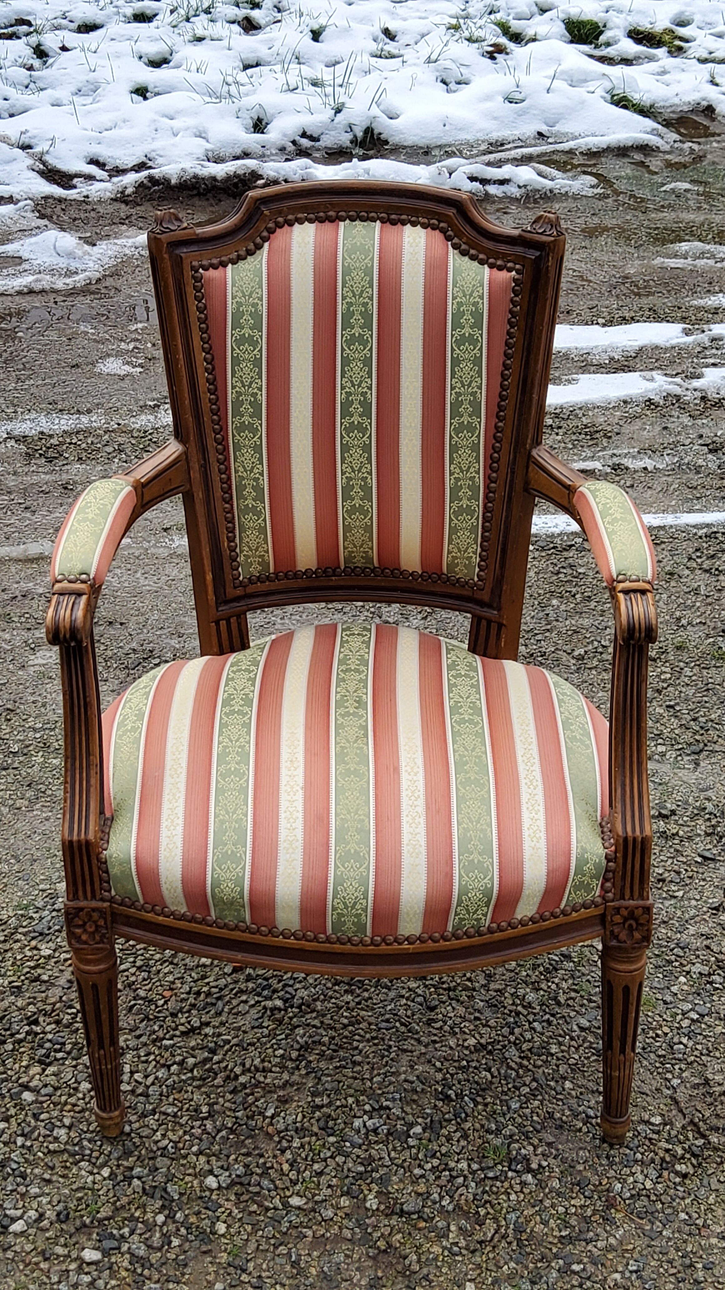 Paire de fauteuils cabriolets de style Louis XVI