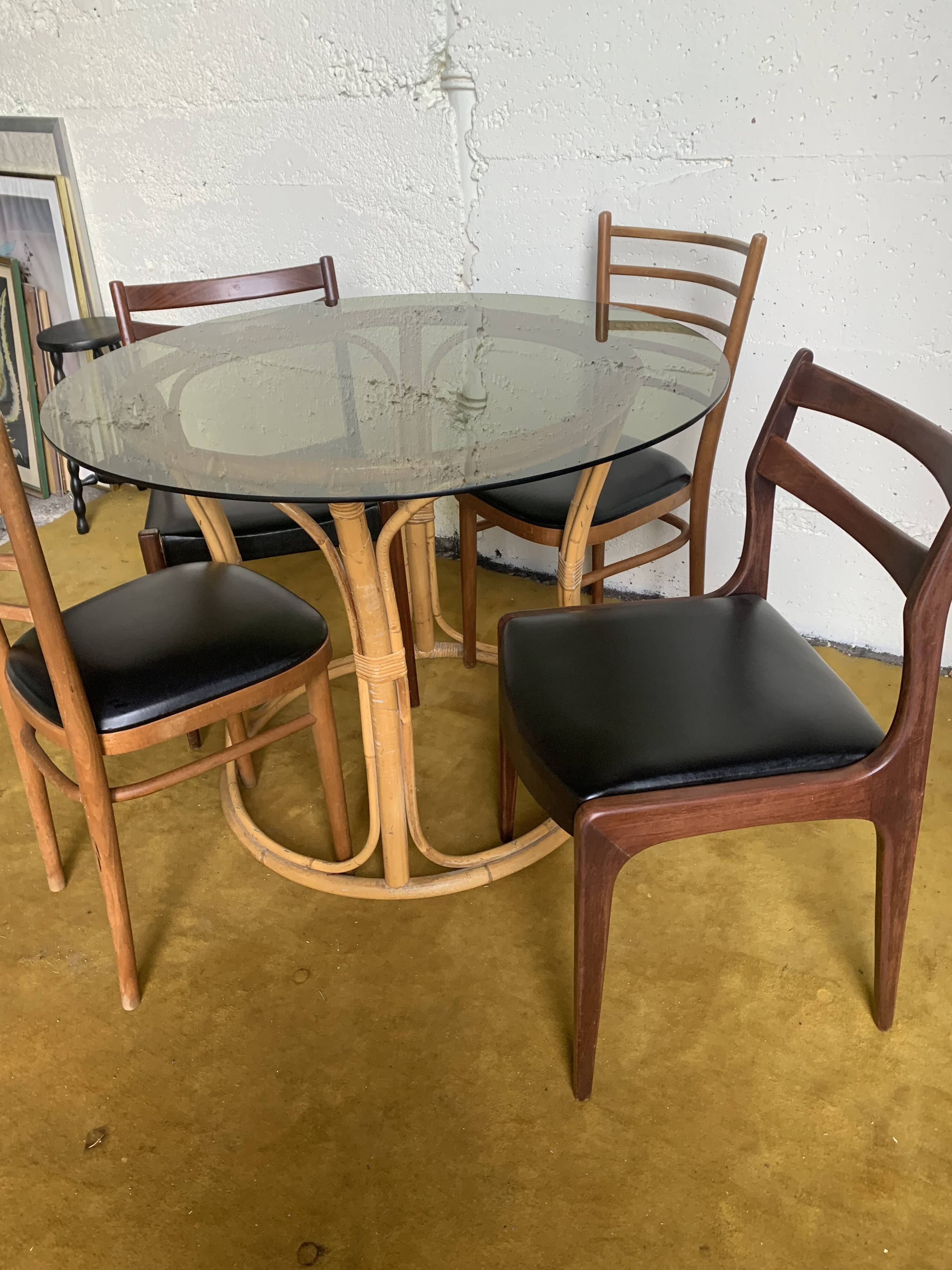 Round dining table with bamboo legs