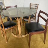 Round dining table with bamboo legs