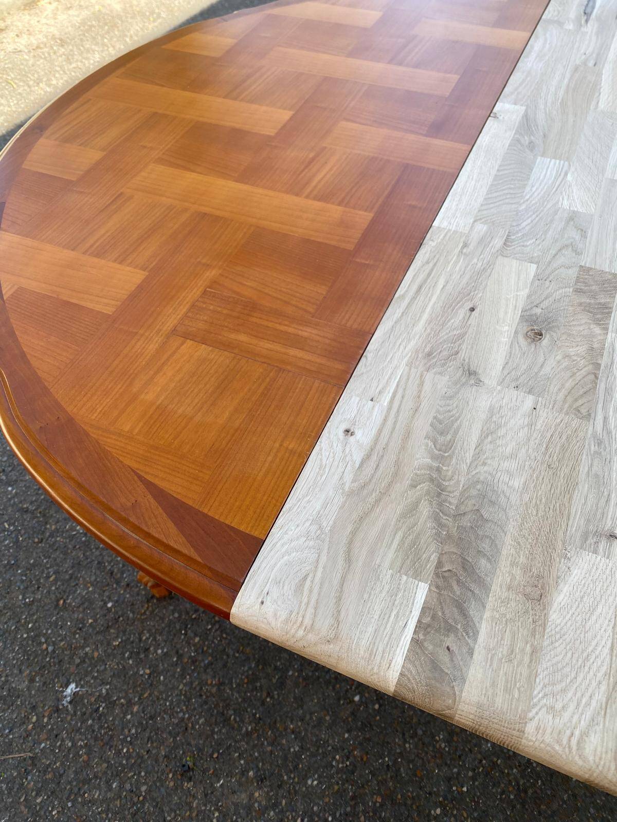 Louis XV oval extendable round table in solid wood and marquetry 160cm