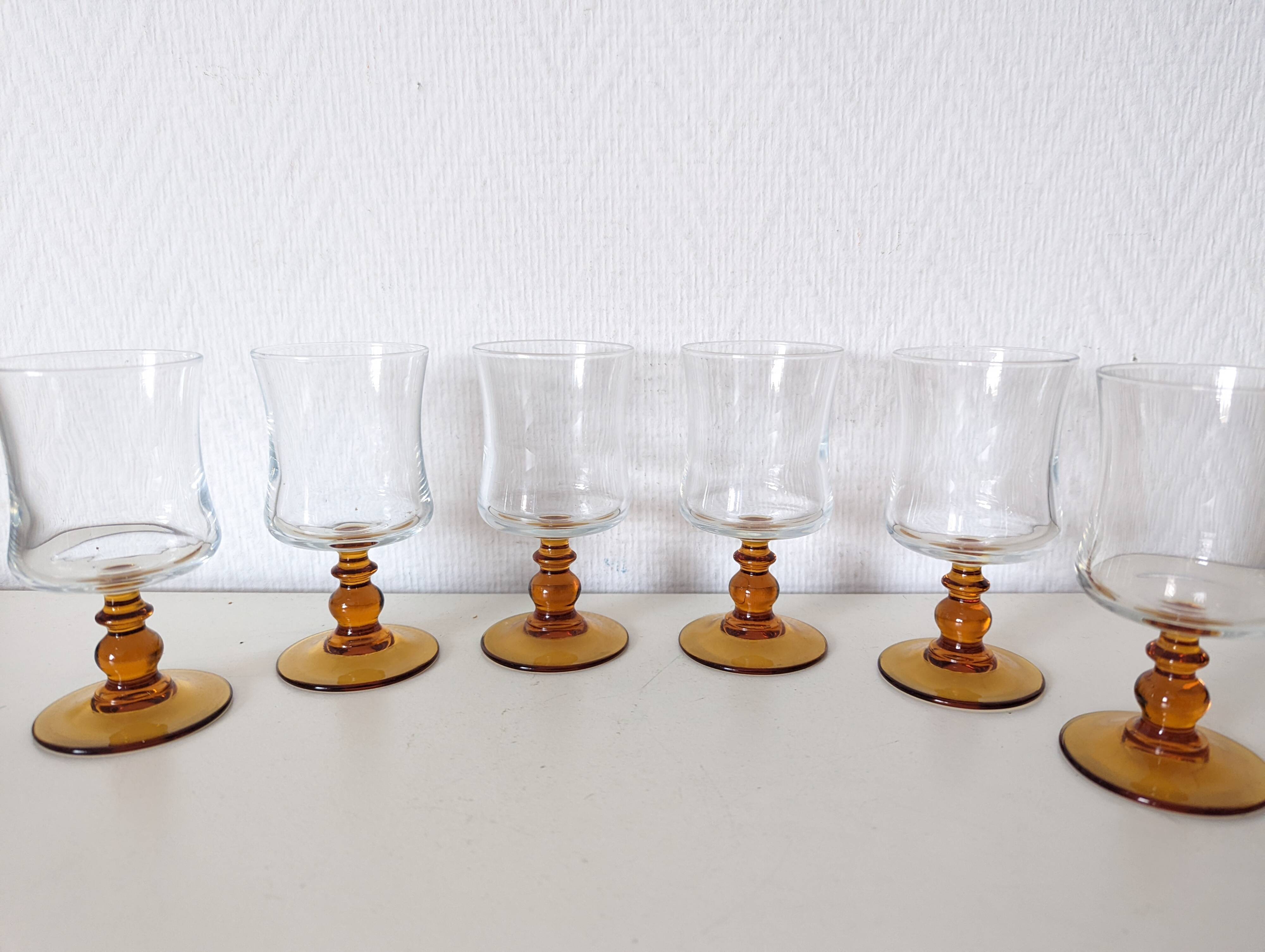 verre à pied , eau ou vin , pied jaune