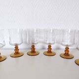 verre à pied , eau ou vin , pied jaune