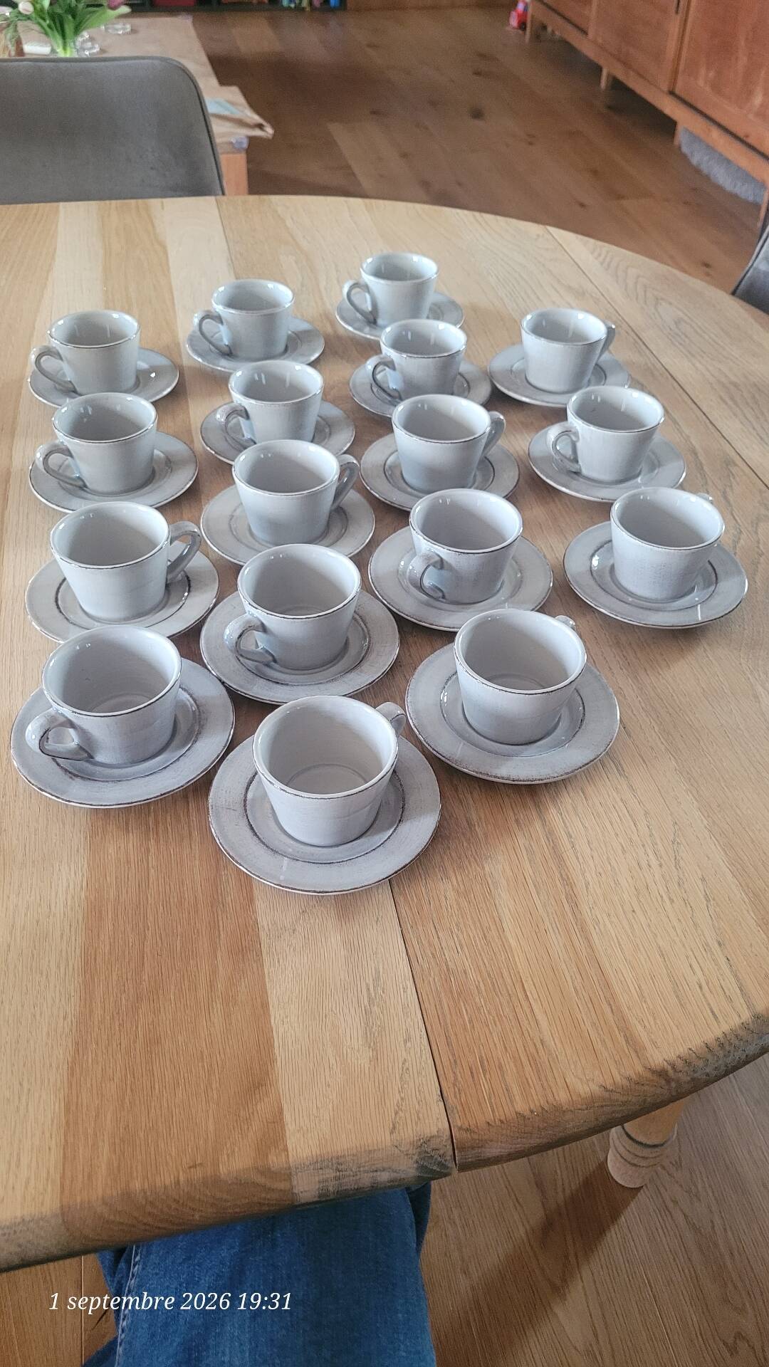 17 hand-painted stoneware coffee cups and saucers (ideal for professional use)