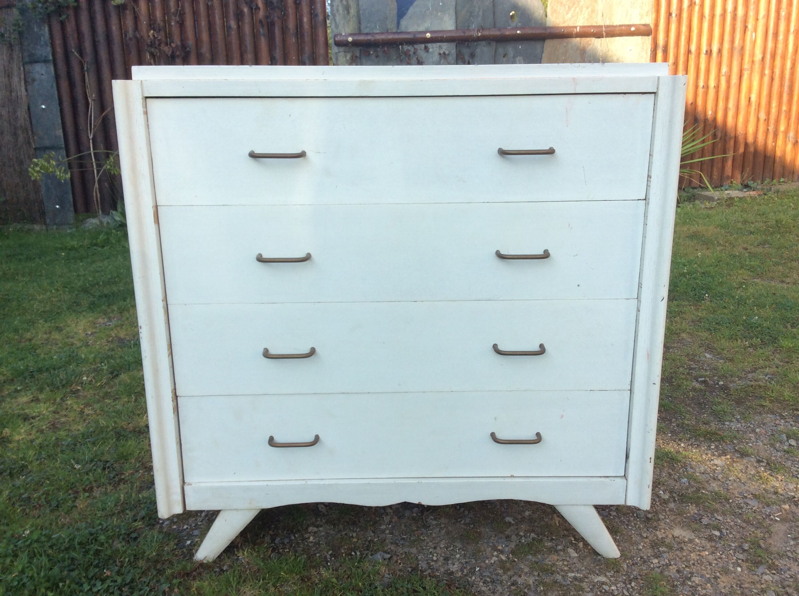 Commode vintage à pieds compas peinte en blanc