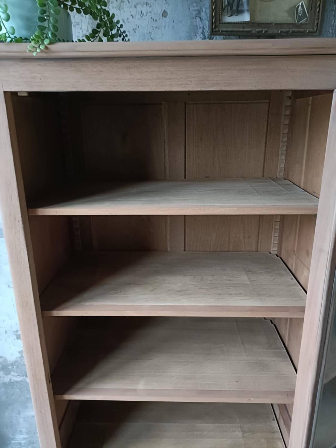 Wooden display cabinet