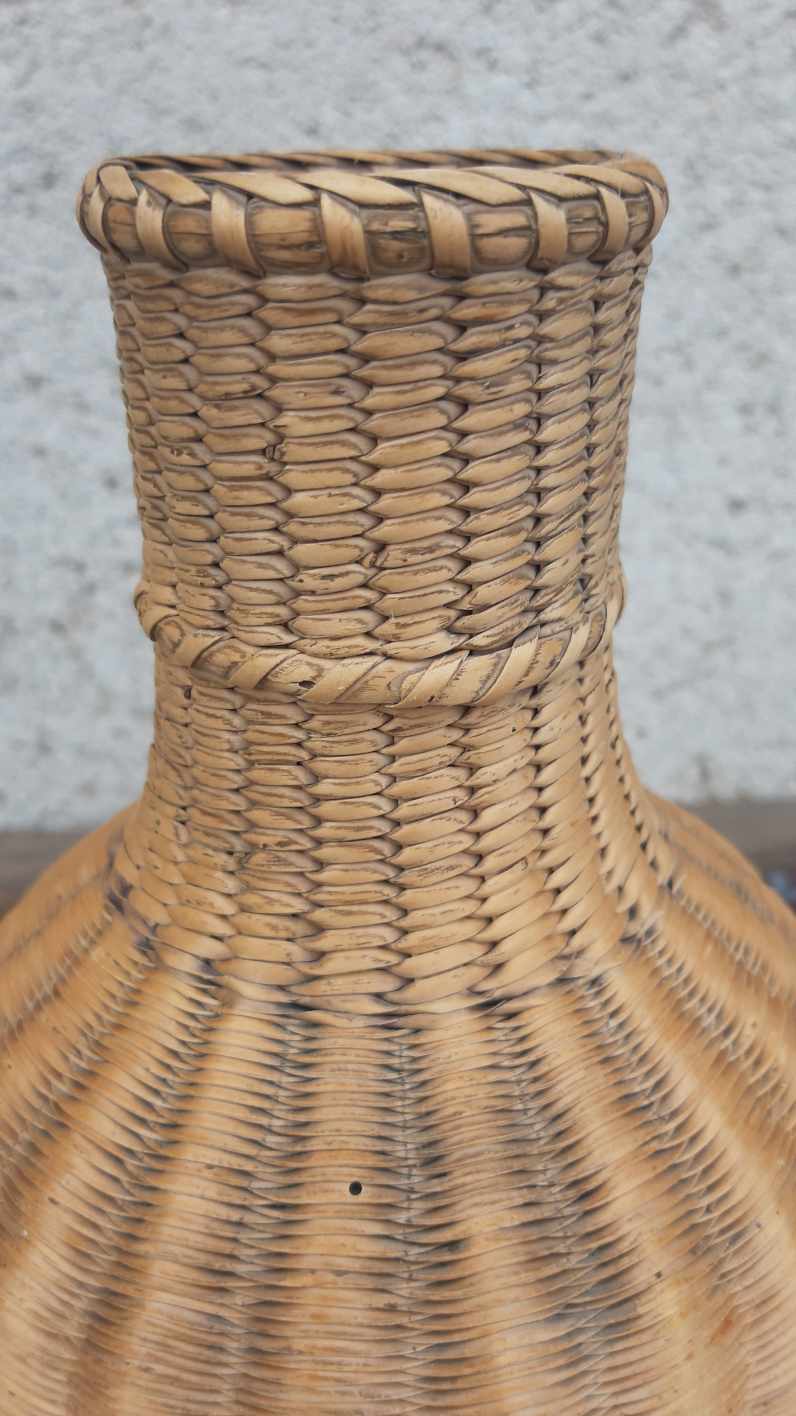 Vase bouteille vintage en osier