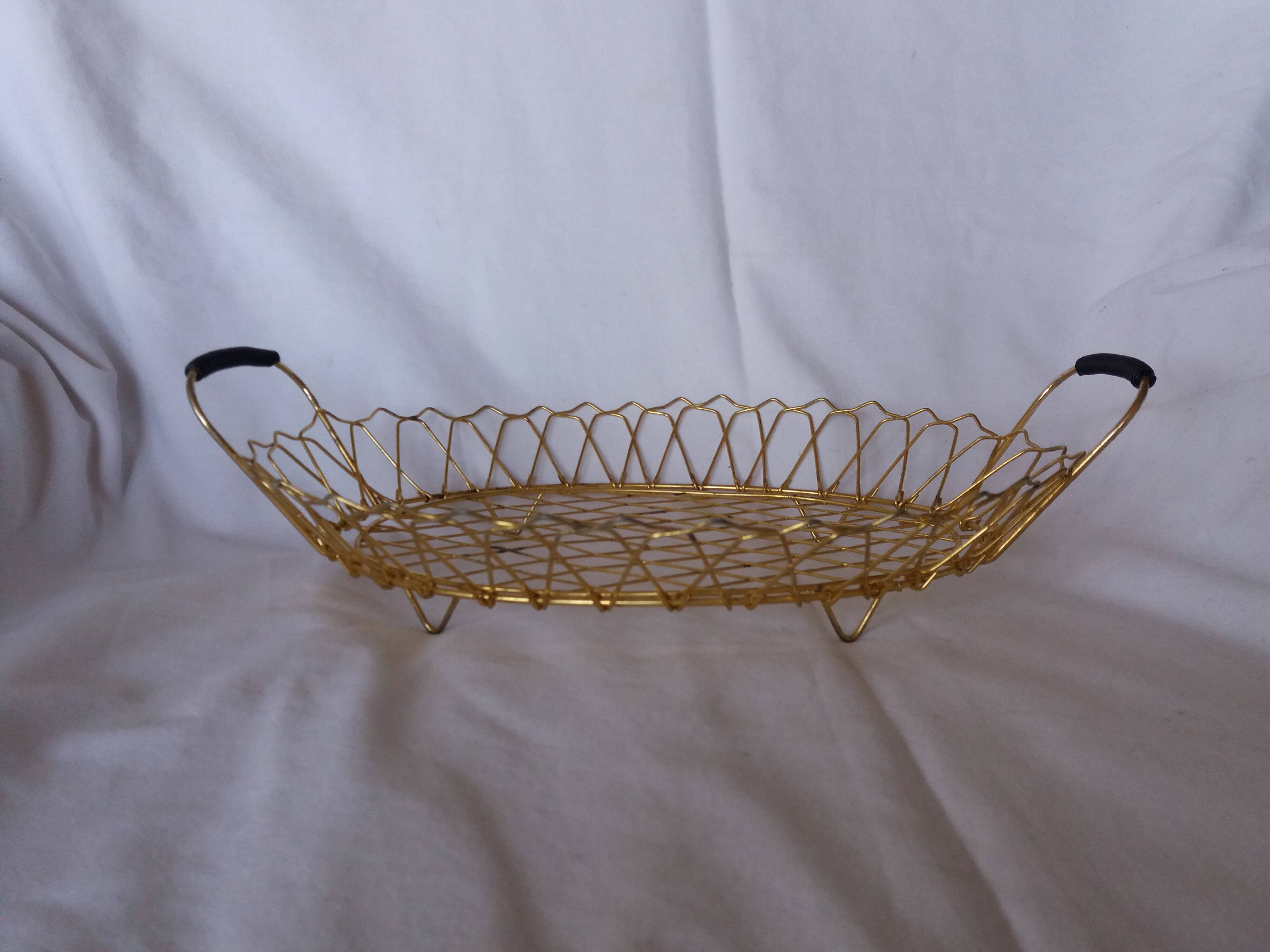 Flat gold metal and scoubidou basket basket