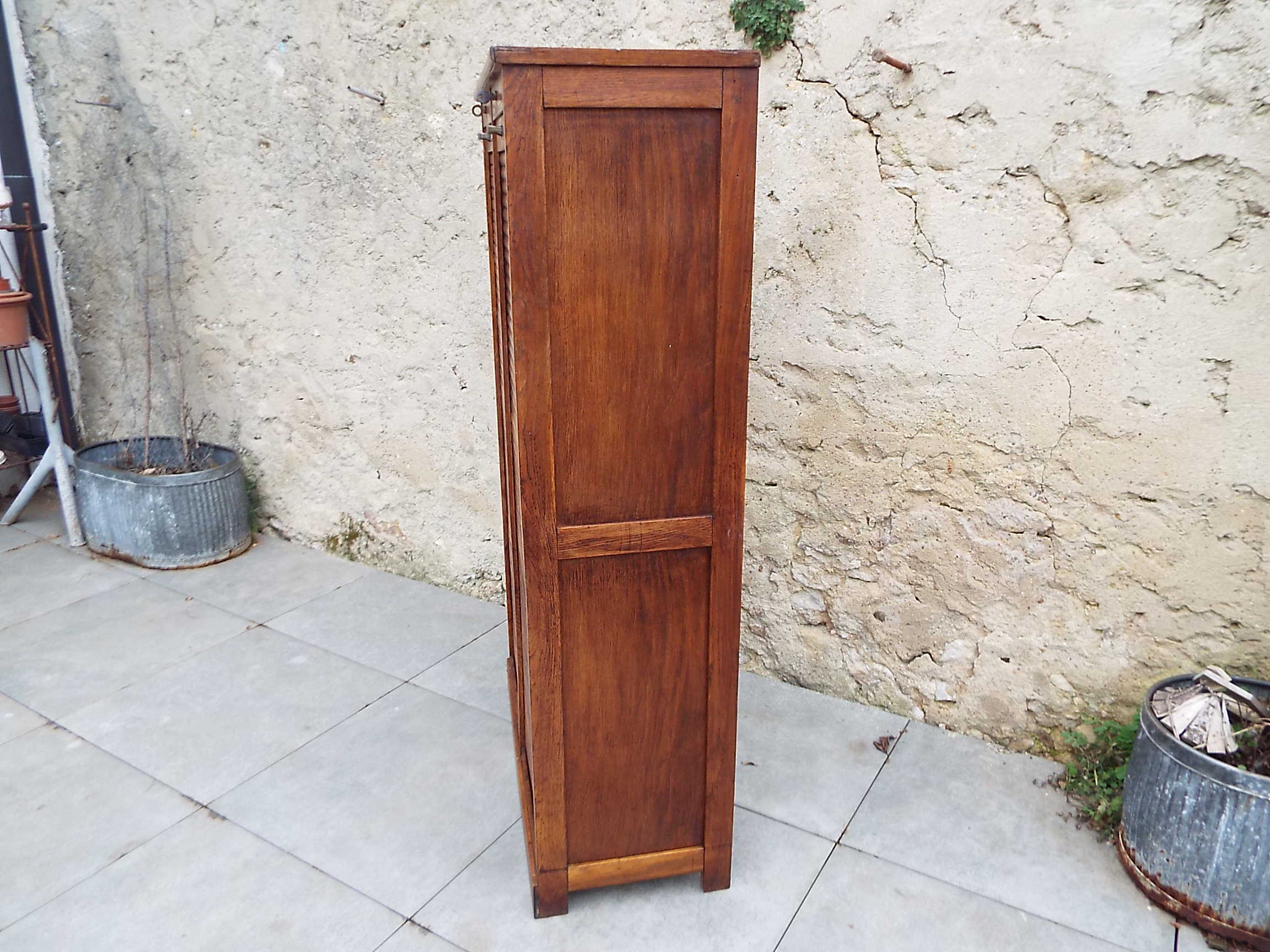 Double curtain cabinet