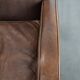 Fauteuil en cuir de mouton élégant et stylé avec un design épuré.