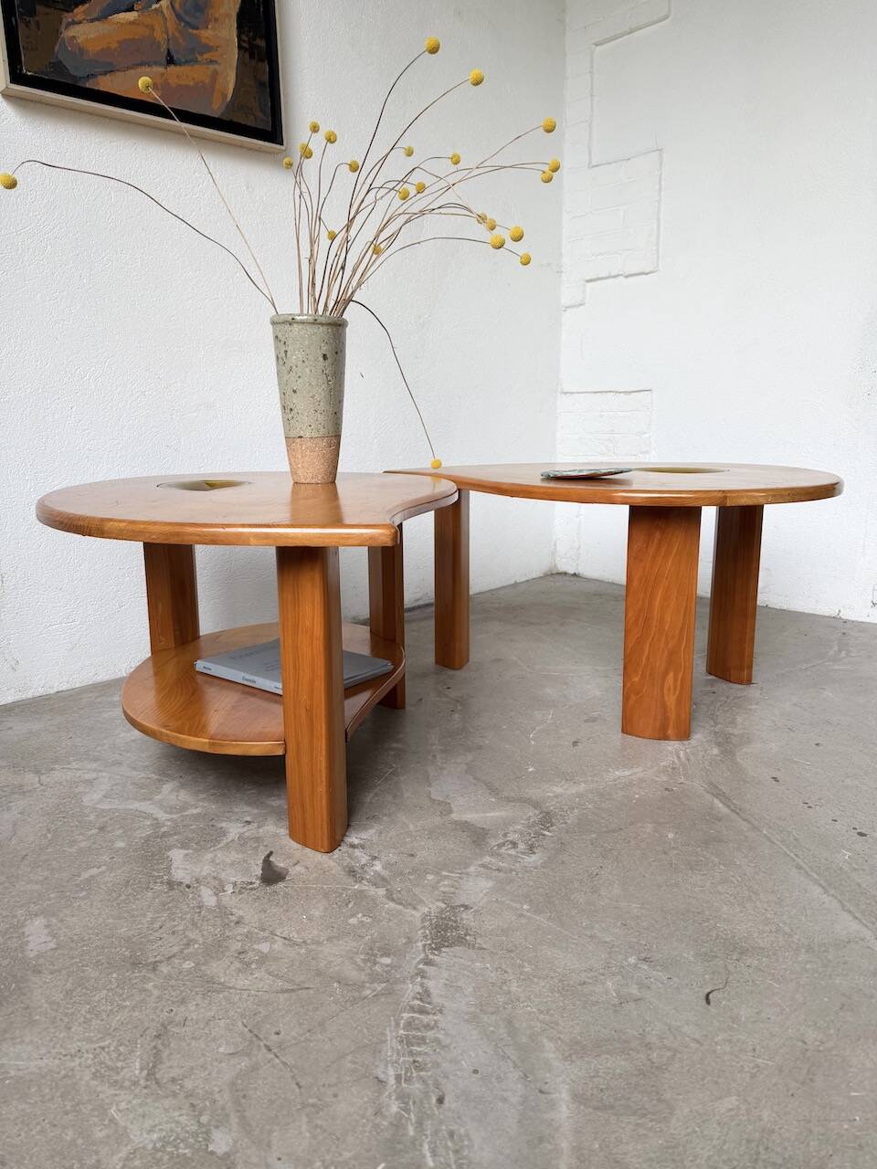 Tables basses en orme formant une goutte