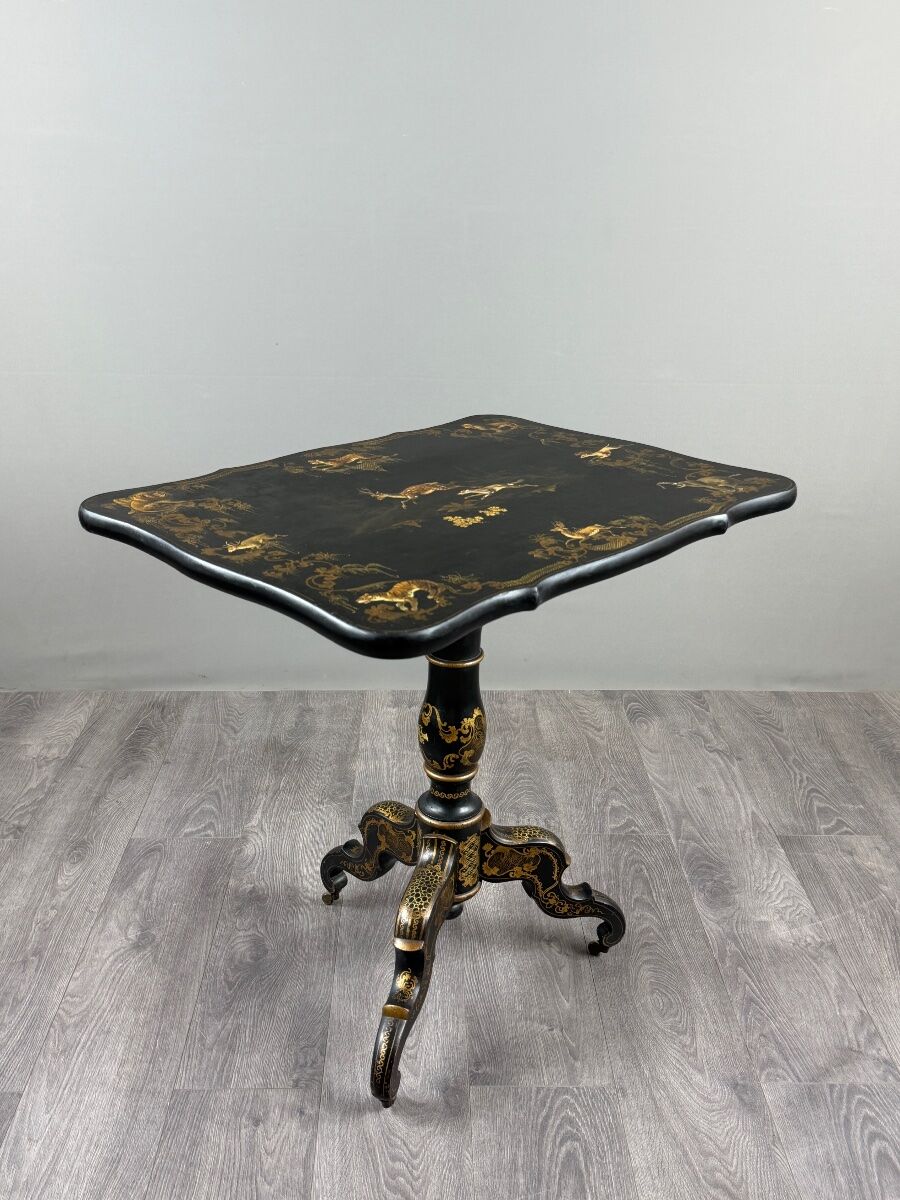 Table pliante Napoléon III en bois laqué noir et décor doré, XIXe siècle