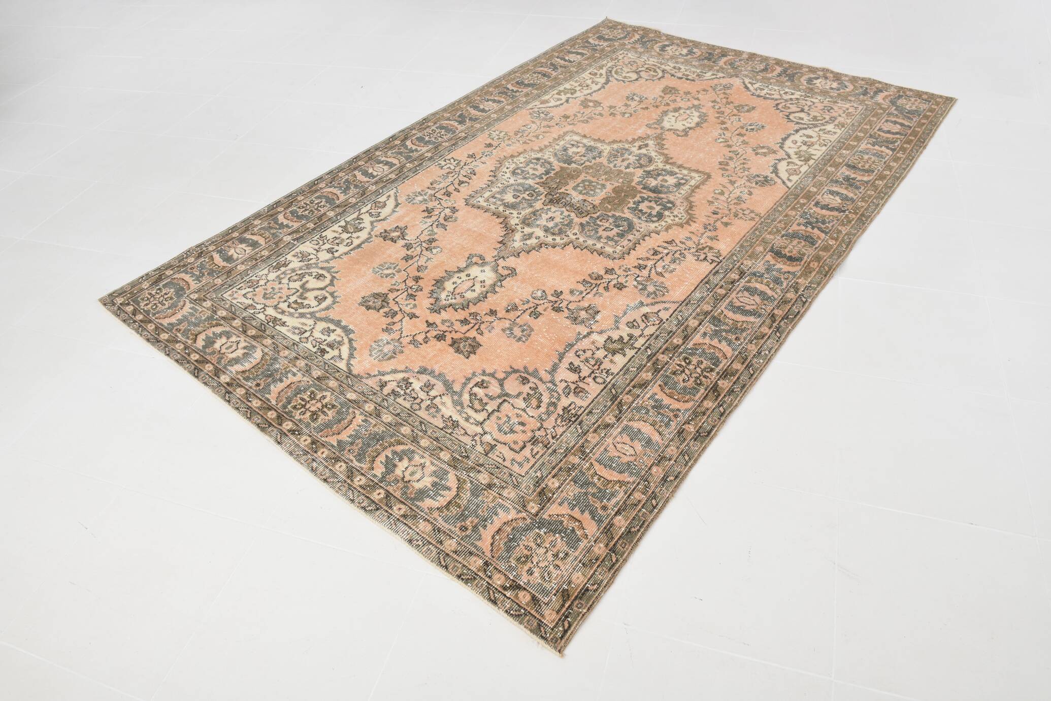 Tapis persan vintage saumon et ivoire, médaillon floral noué main,182x284Cm