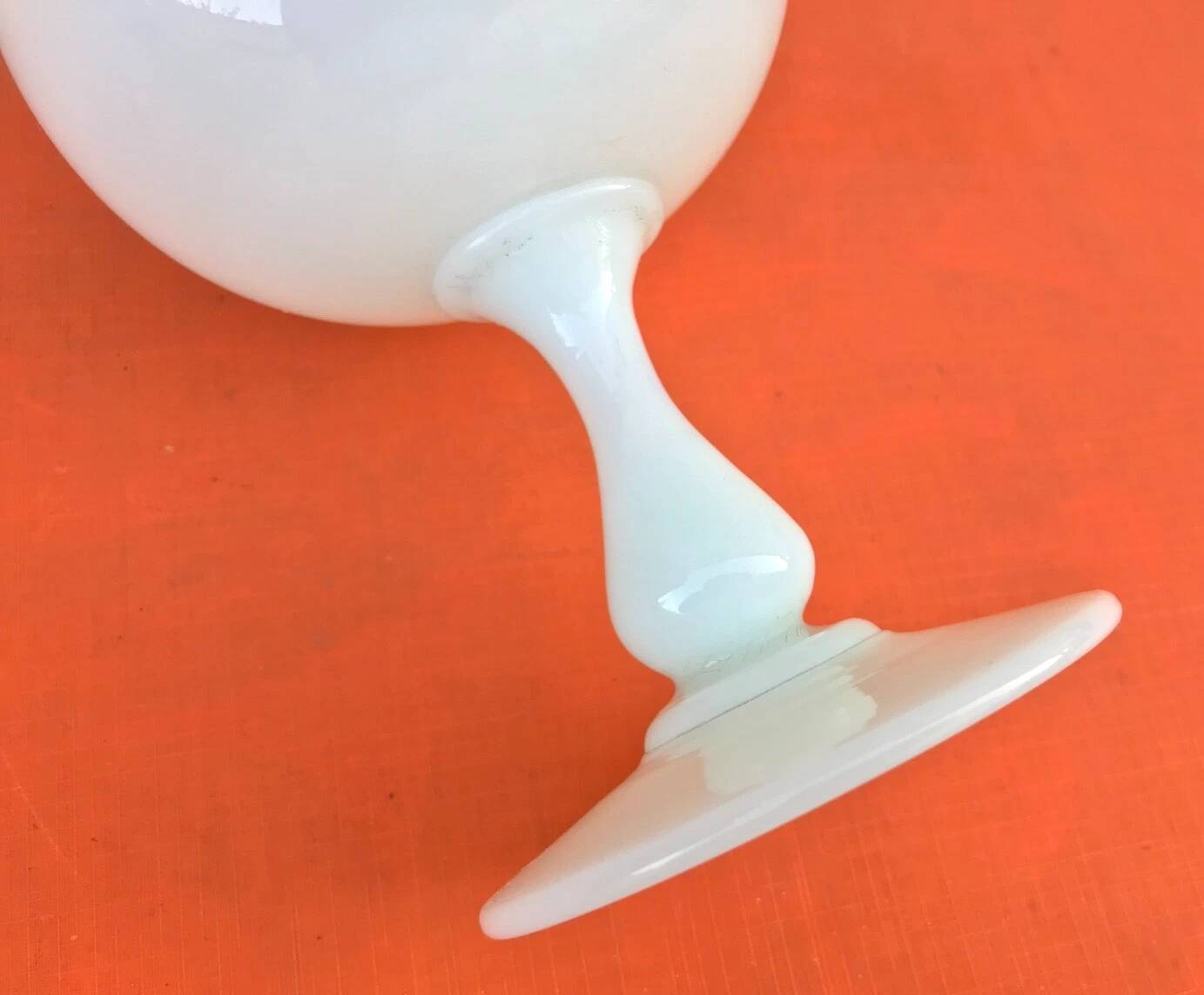 Footed cup / Opaline chalice White milk white
