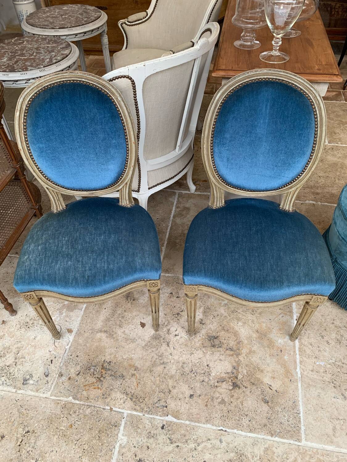 Paire de chaises médaillon en velours