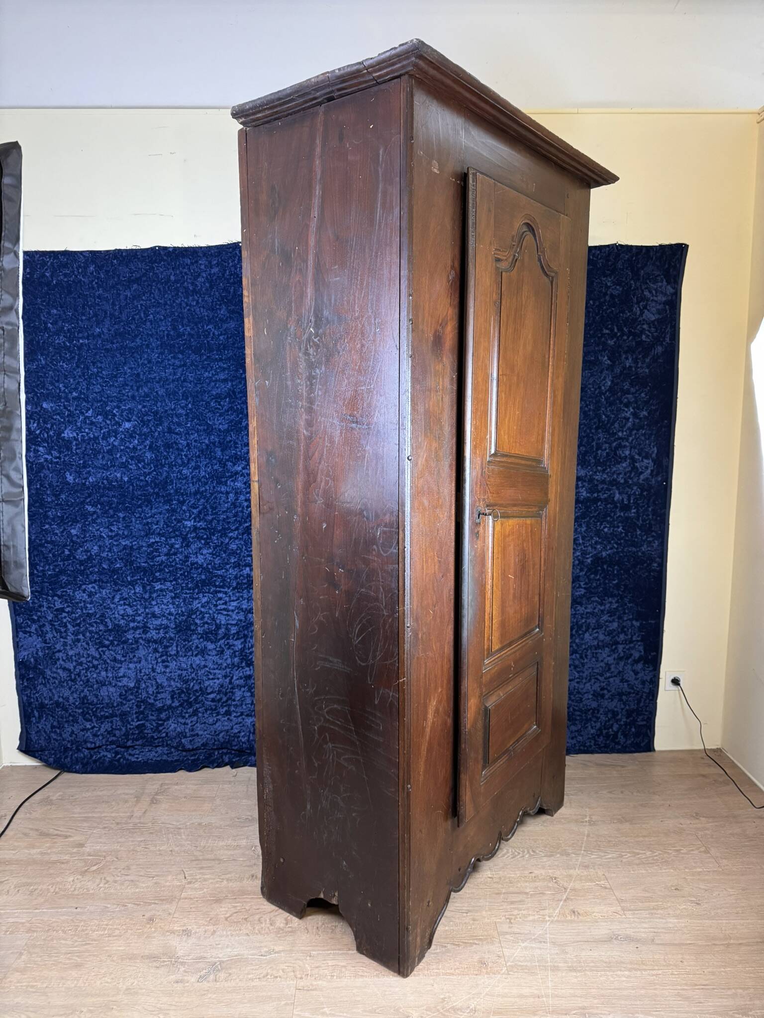 old Ardèche bonnet maker in solid walnut, Louis XIV period, circa 1680