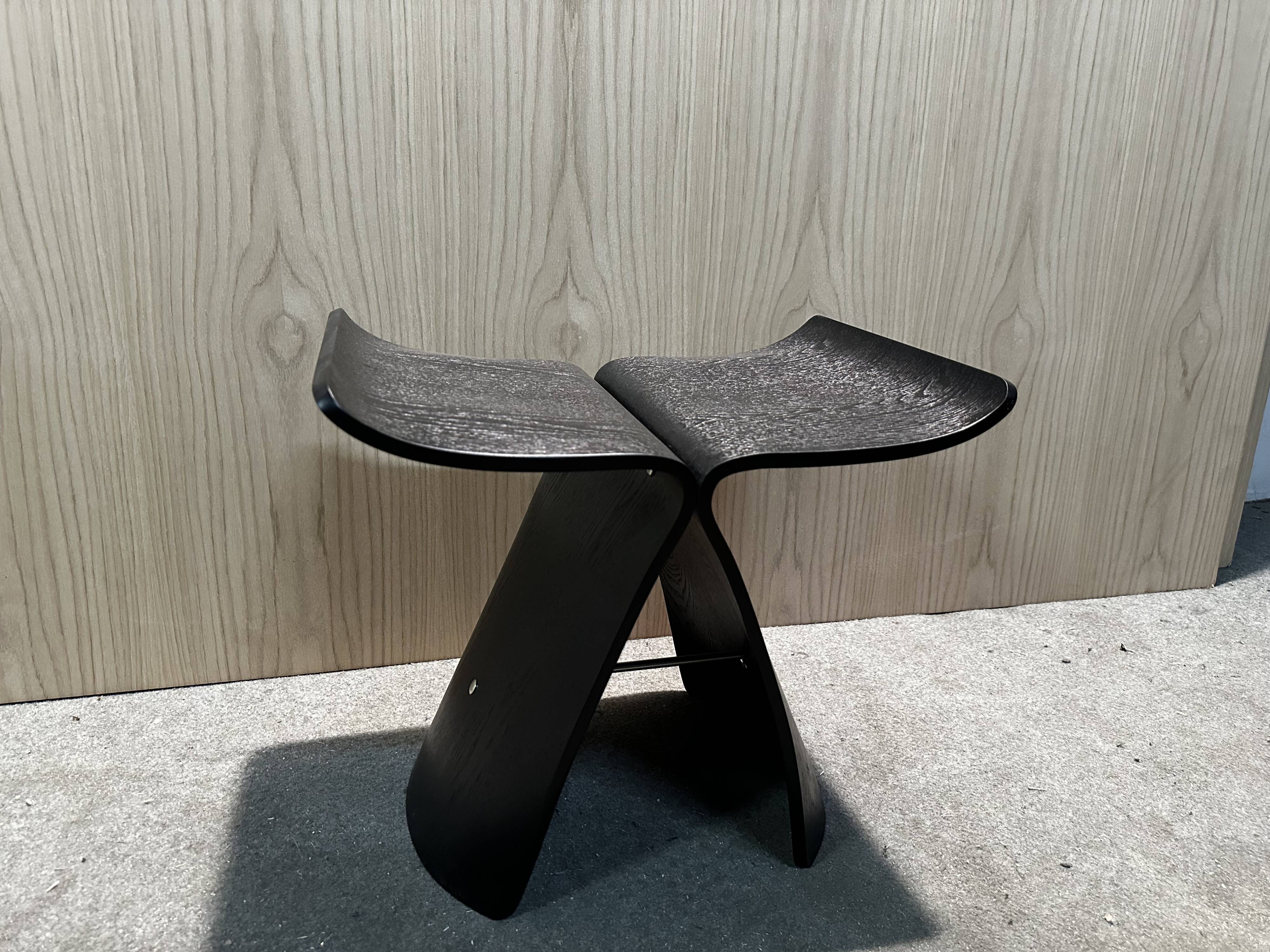 Sgabello Butterfly di Sori Yanagi per vitra