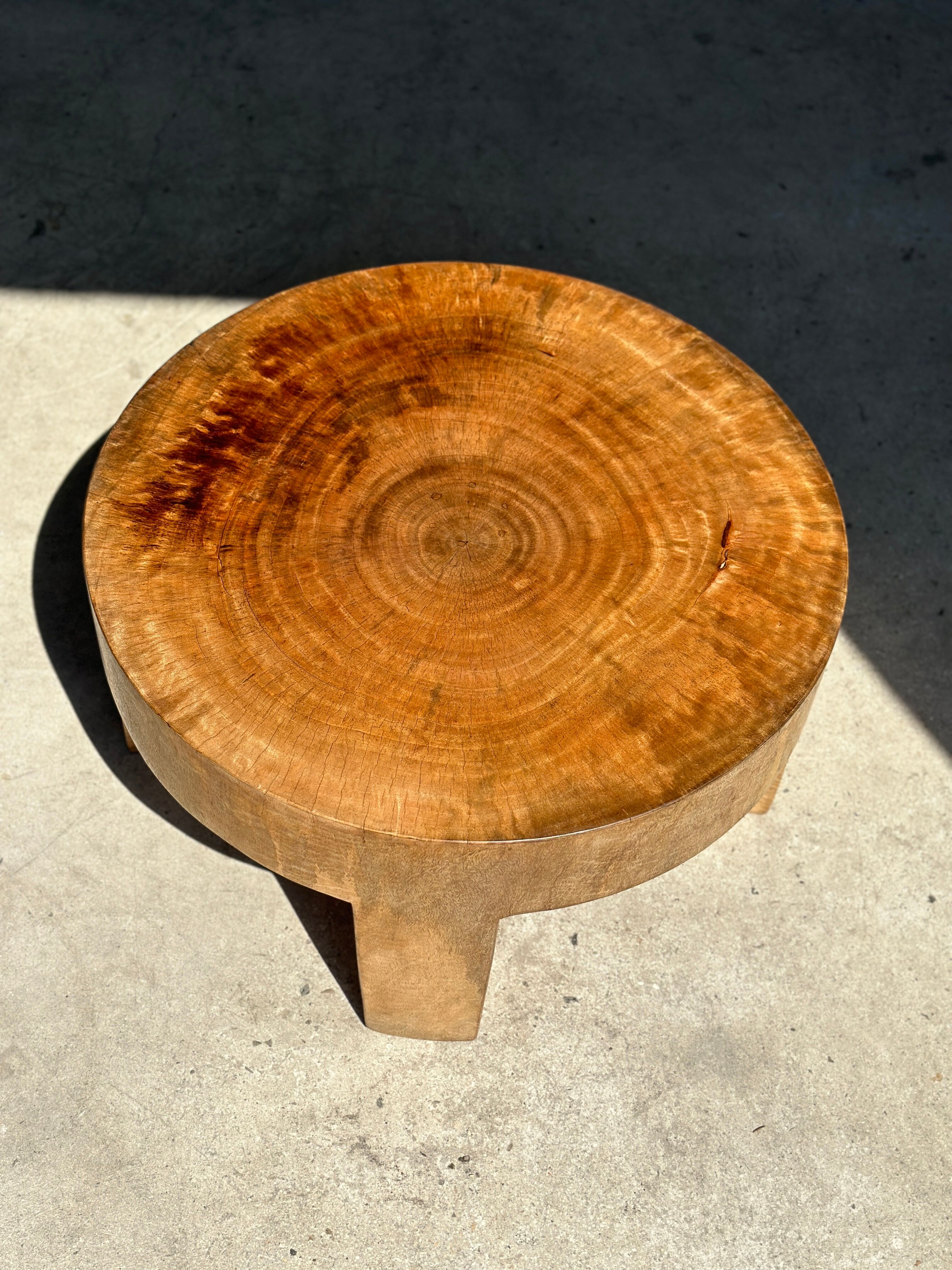 Quadripod coffee table in solid wood monoxyl natural color (dark)