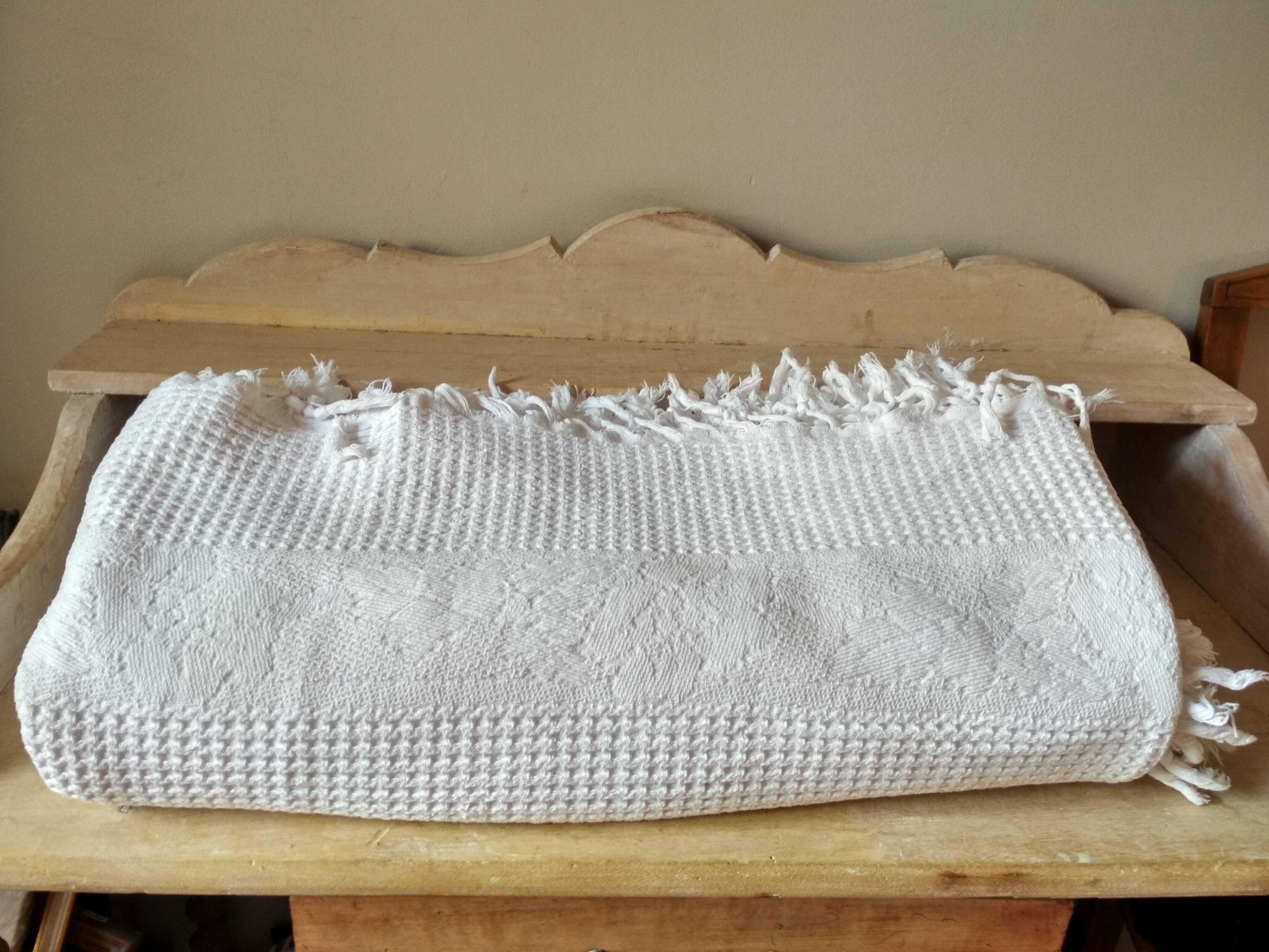 Bedspread in woven white cotton, double bed