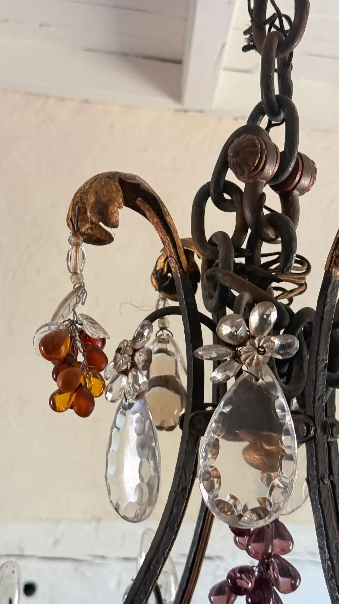 Lustrous chandelier with pendants and glass fruits, Maison Baguès, six lights.