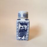 Chinese porcelain urn and hand-painted blue patterns