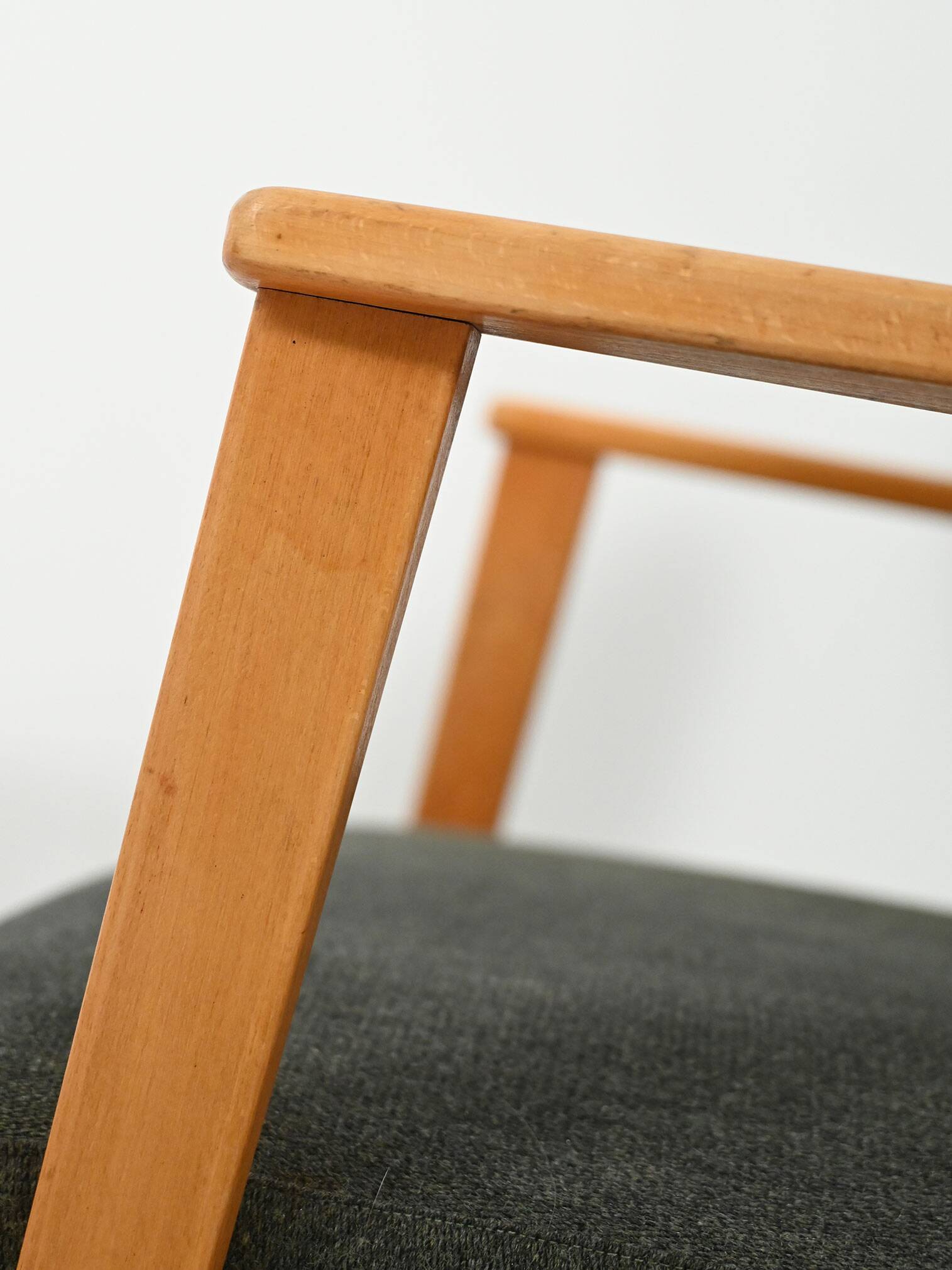 Paire de fauteuils en hêtre avec un revêtement en tissu gris