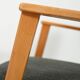 Paire de fauteuils en hêtre avec un revêtement en tissu gris