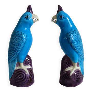 Paire de perroquets en porcelaine chinoise émaillée, années 60