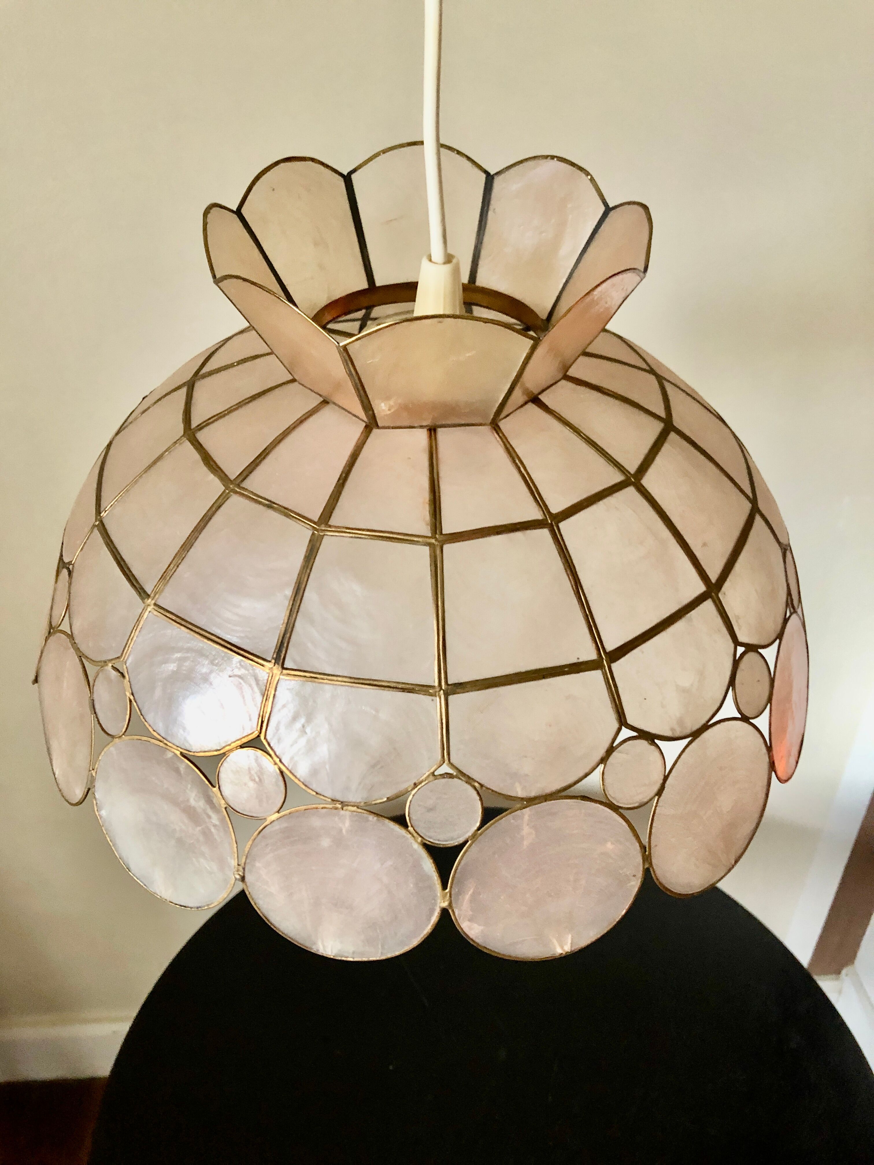 Suspension in pink mother-of-pearl and brass