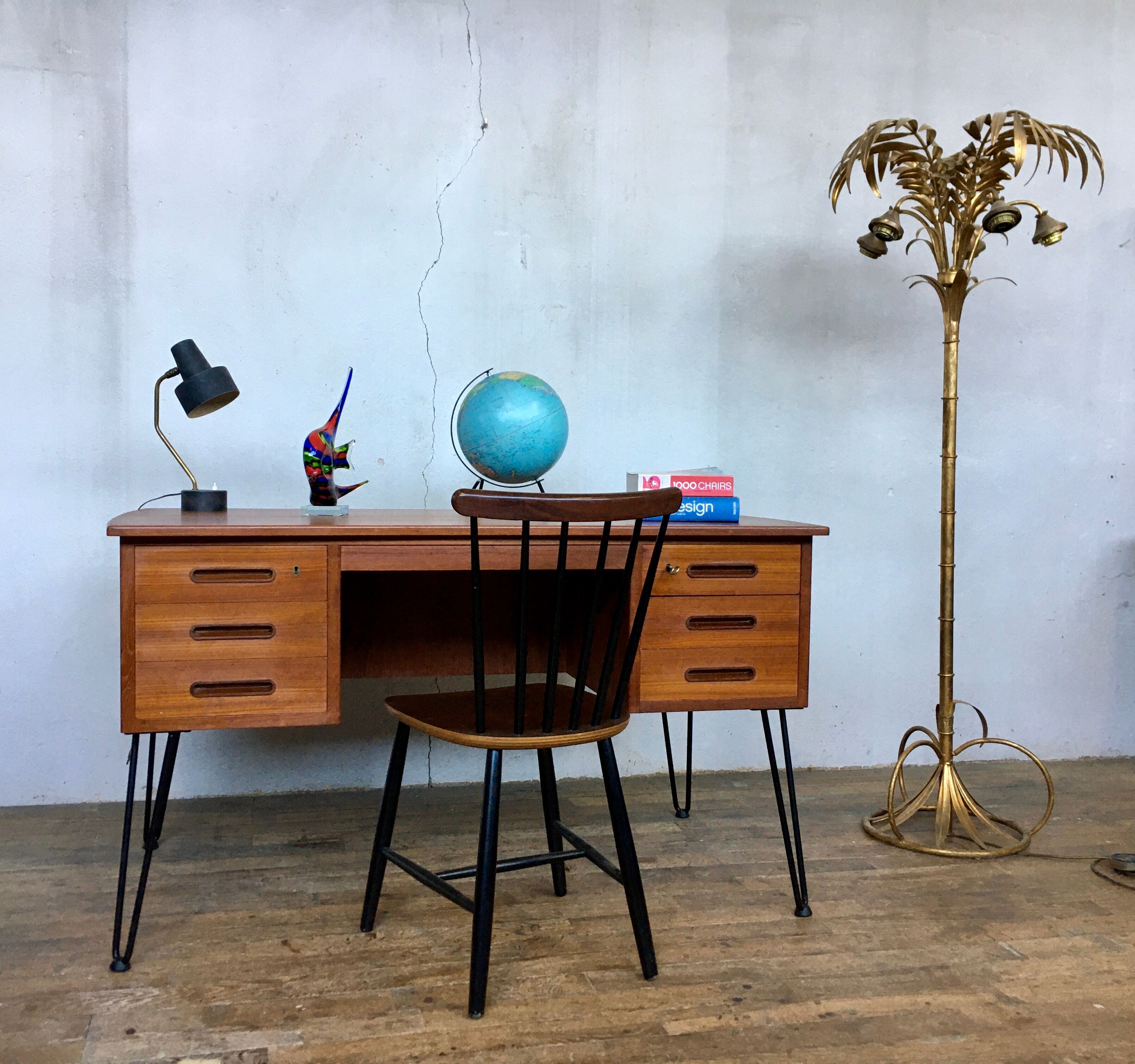 Bureau scandinave en teck avec piétement eiffel métal noir  1950 1960