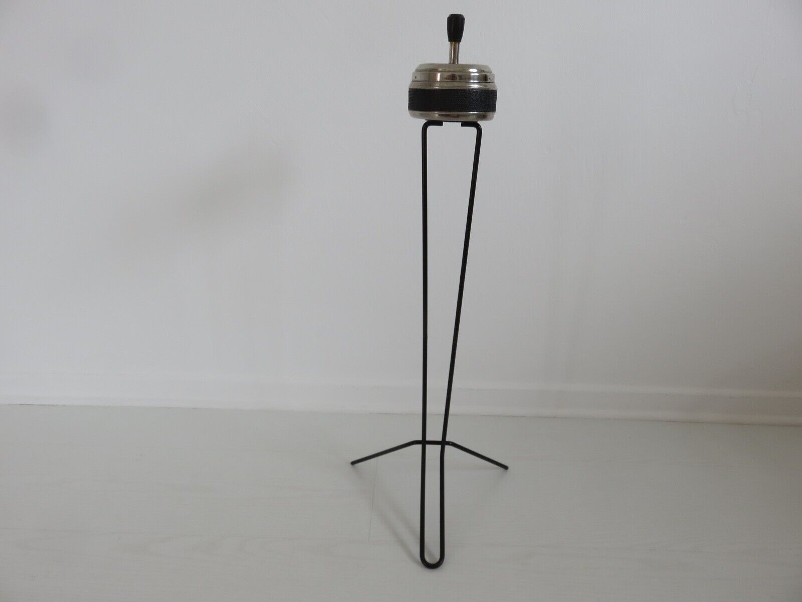 Minimalist tripod ashtray in black lacquered metal 50s 60s
