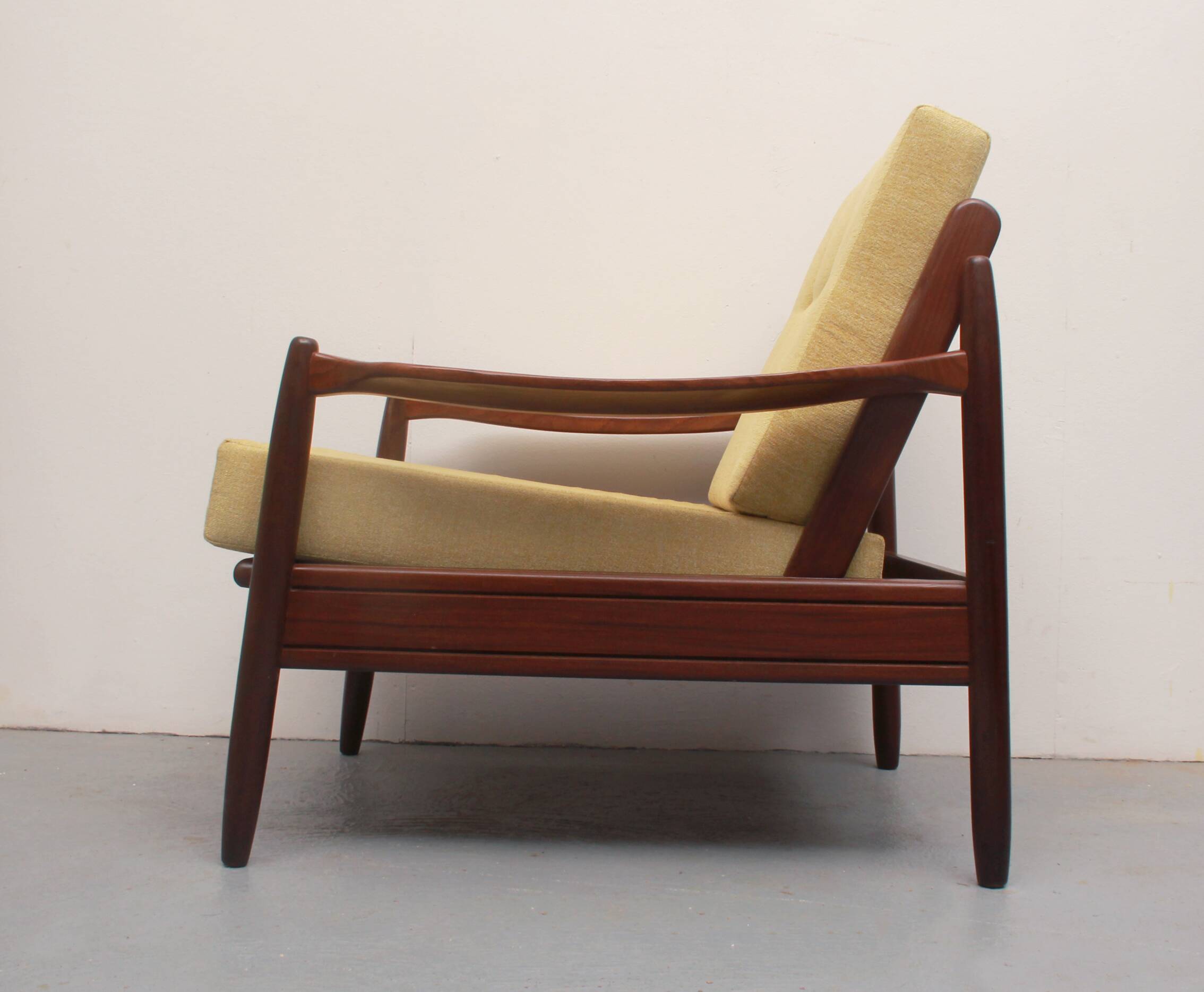 Fauteuil années 1960 jaune pâle, coussins neufs