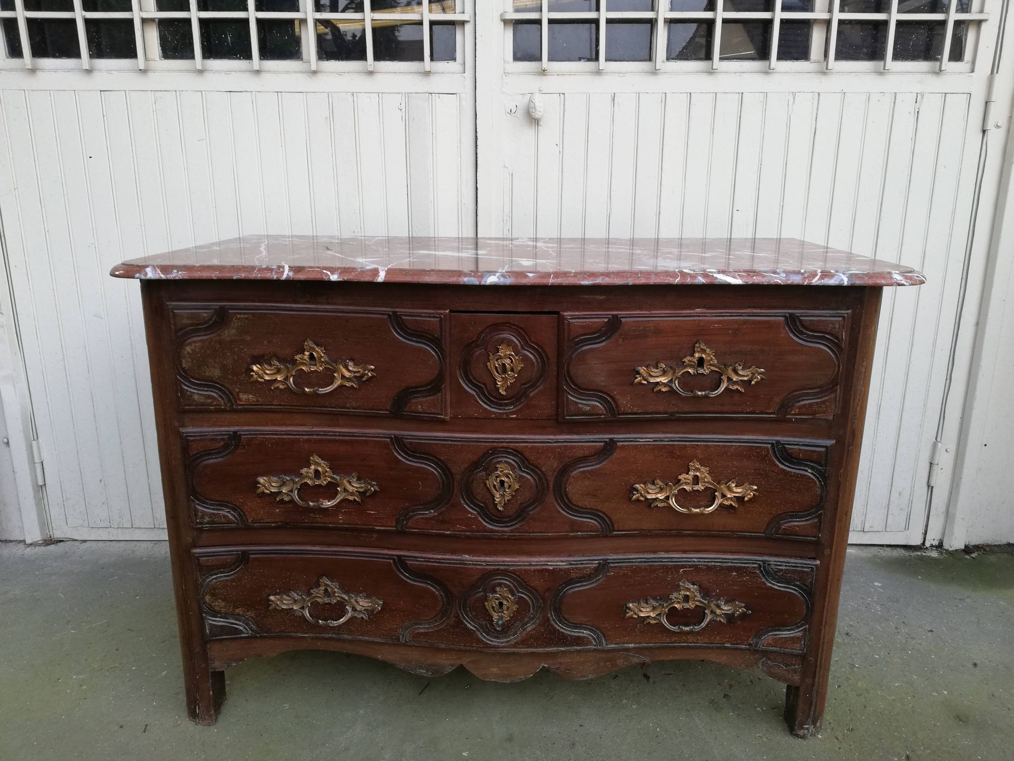 Commode galbée style Louis XVI