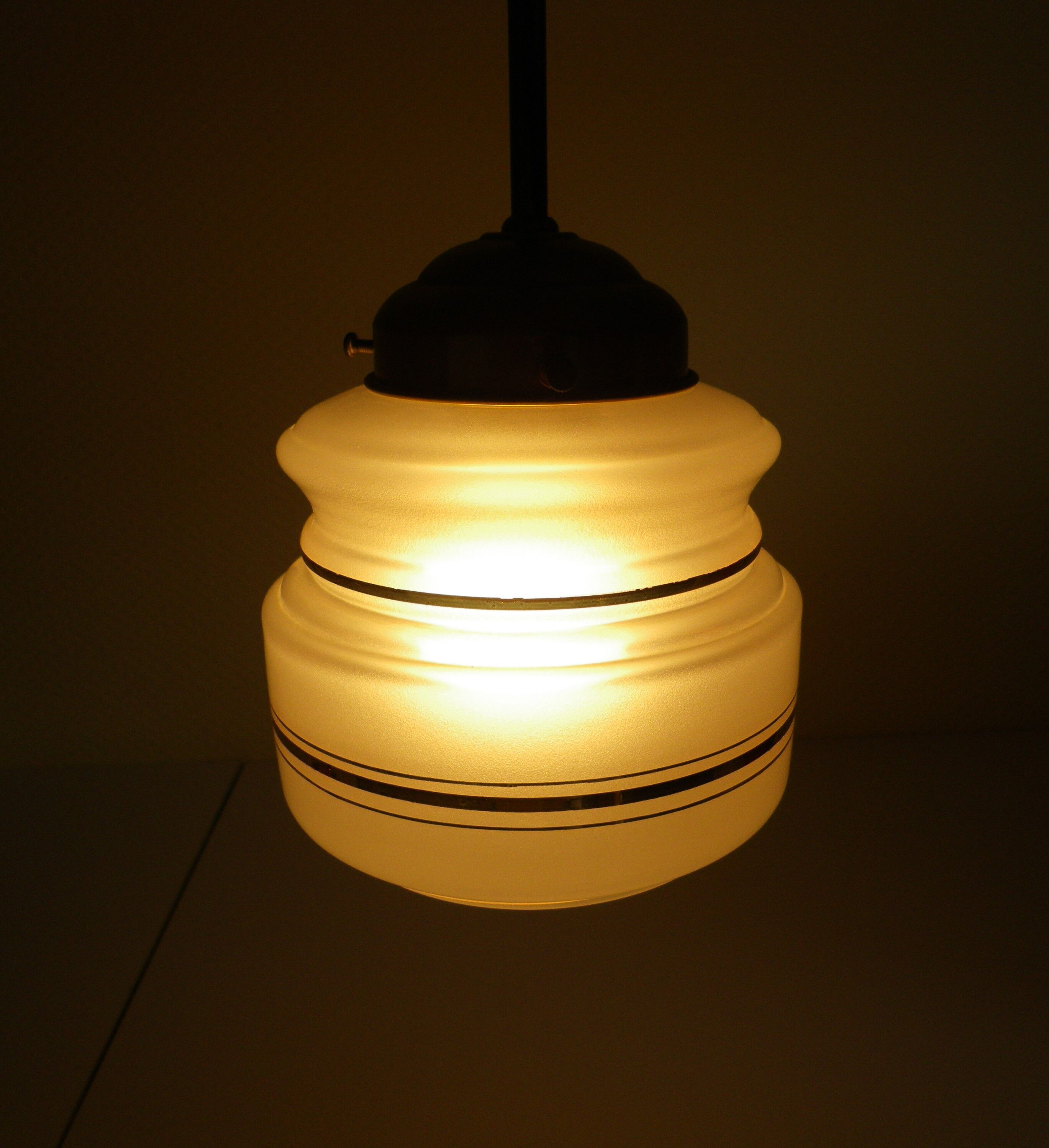 Suspension in brass and opaline country based 1960s/1970s