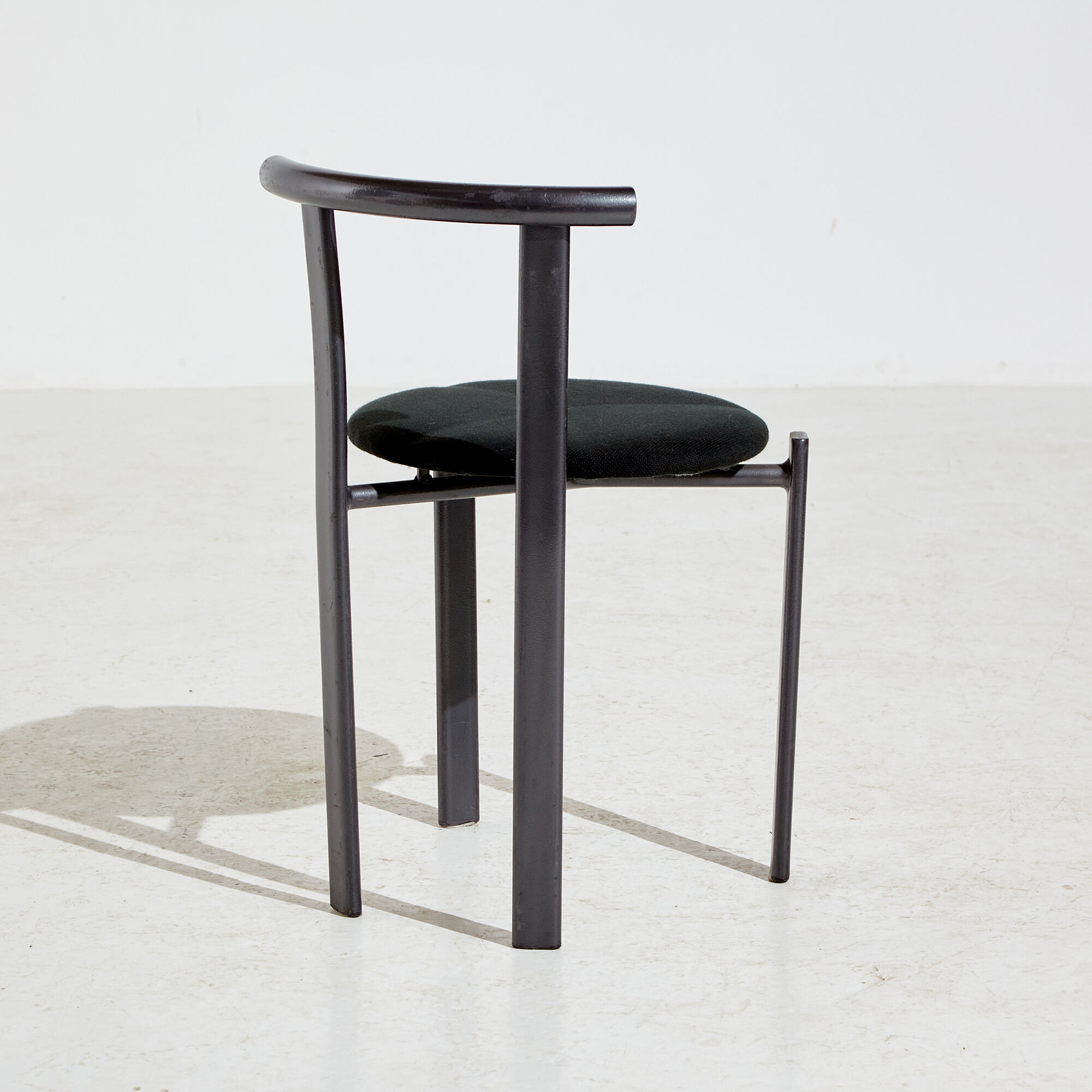 Chaise à cadre métallique de style postmoderne