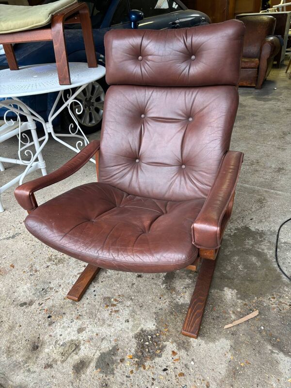 Fauteuil cuir et bois scandinave Fauteuil Kengu Elsa & Nordahl Solheim- Rykken