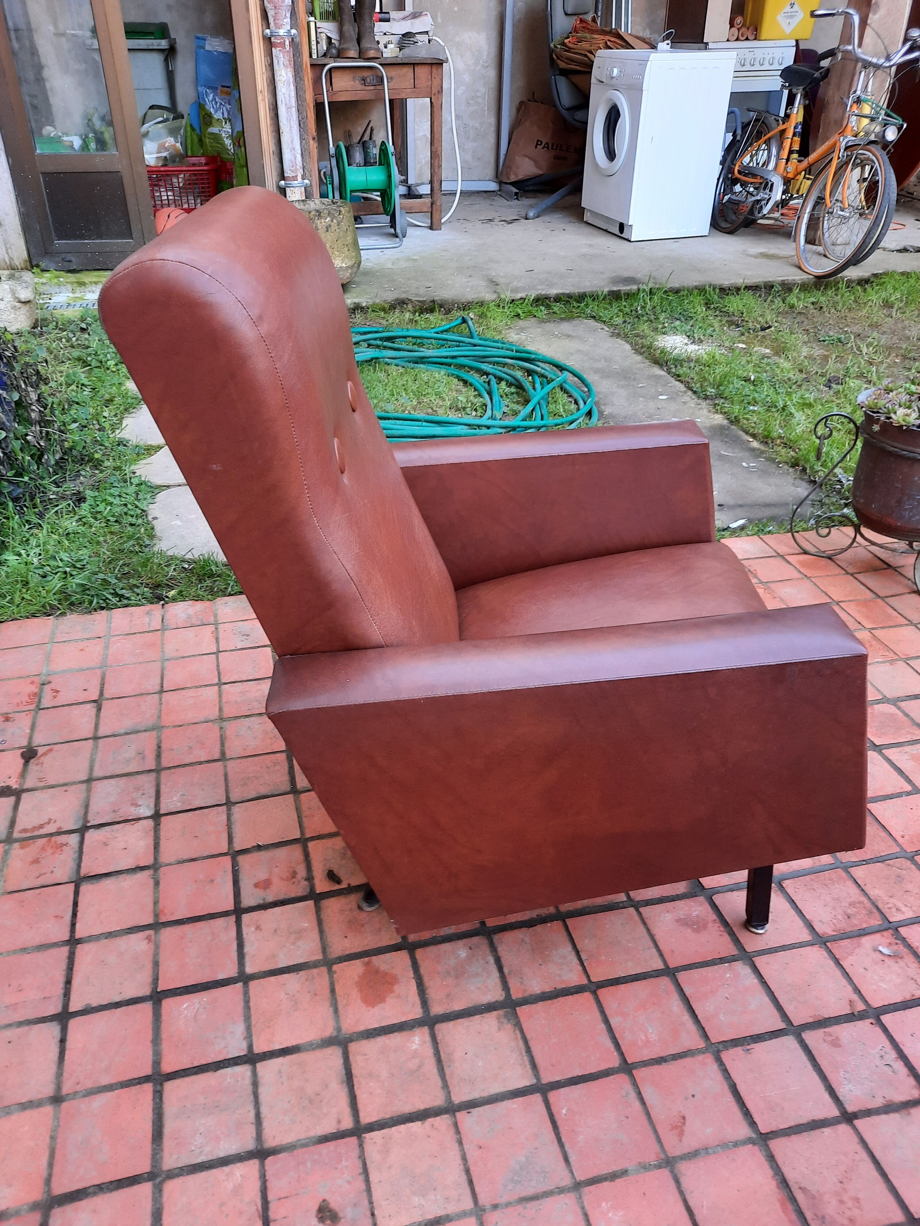 Paire de fauteuils en skaï année 50