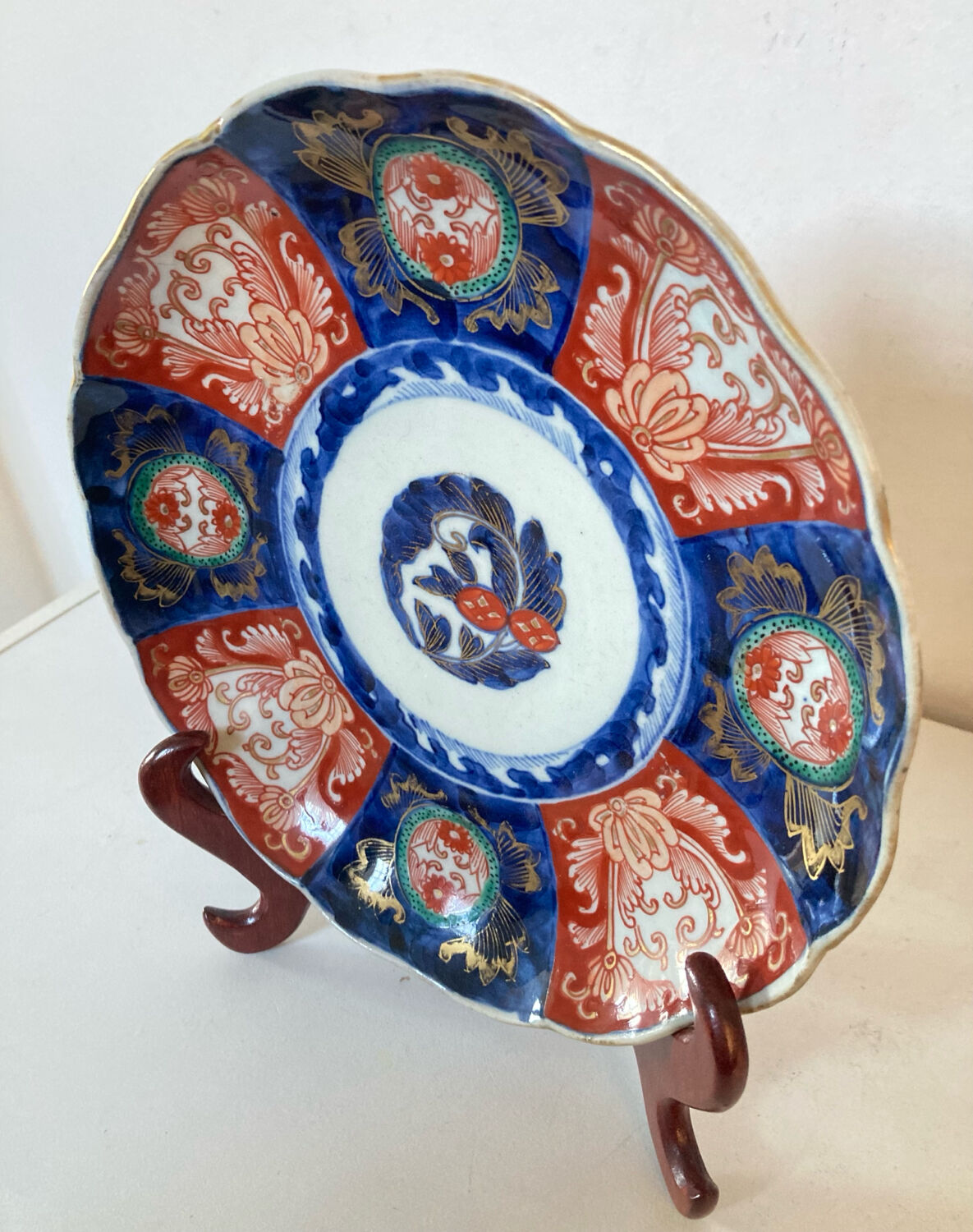 Assiette en porcelaine d’Imari Japon époque XIXe décors fait mains