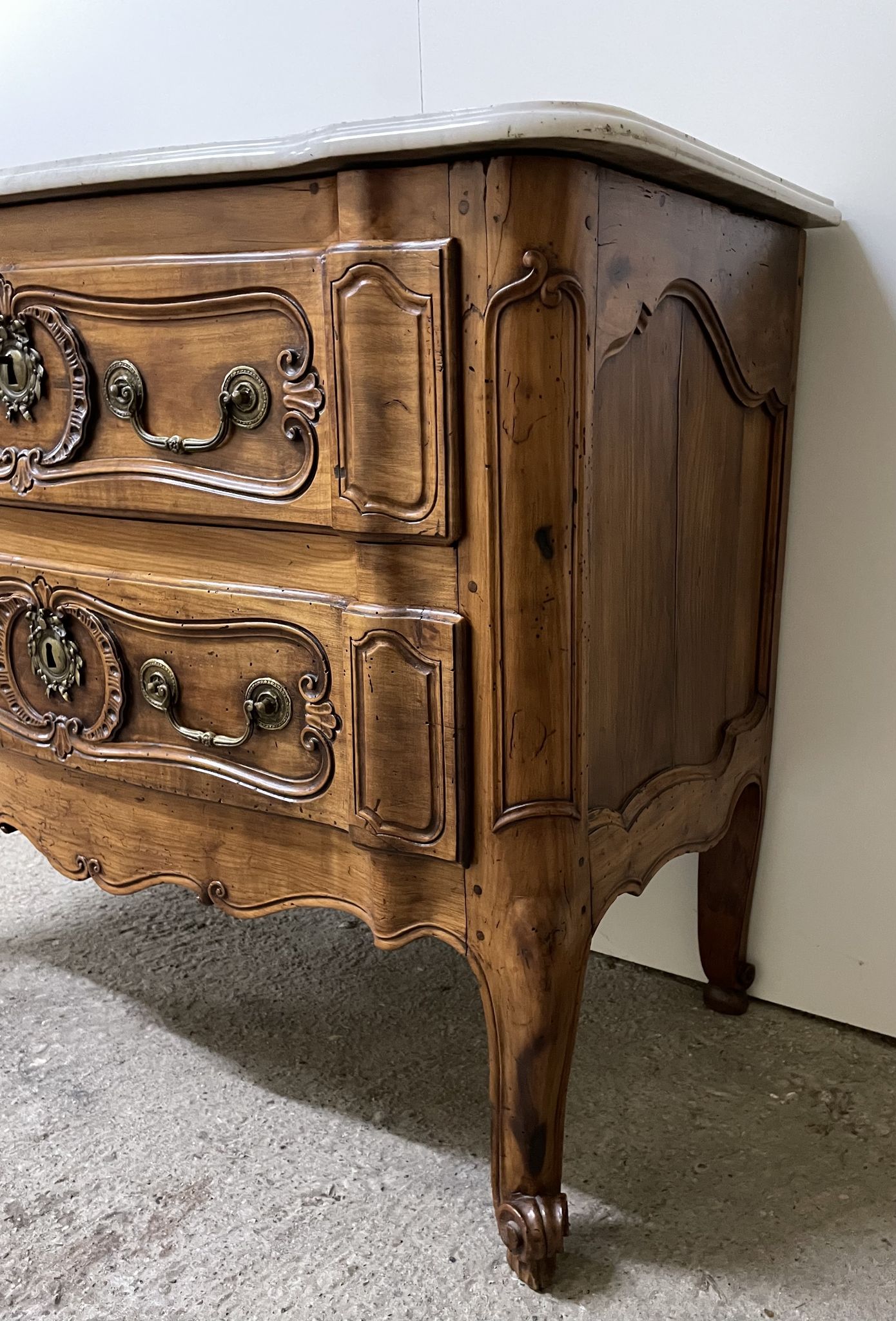 Commode sauteuse en merisier de la fin du  XVIII ème
