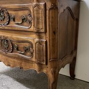 Commode sauteuse en merisier de la fin du  XVIII ème