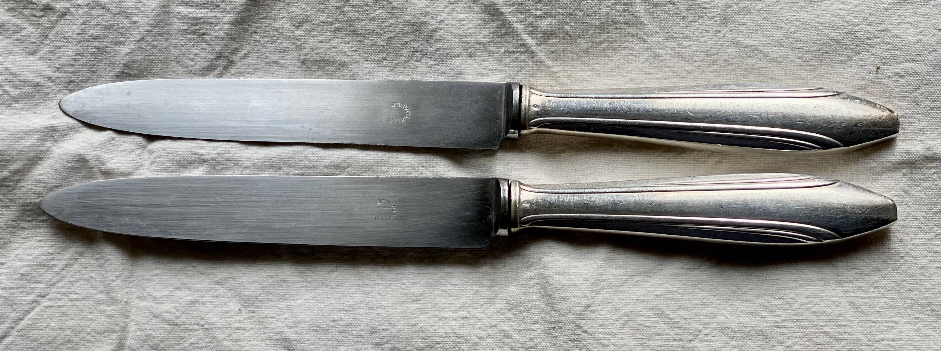 Set of 10 modernist silver-plated metal table knives.